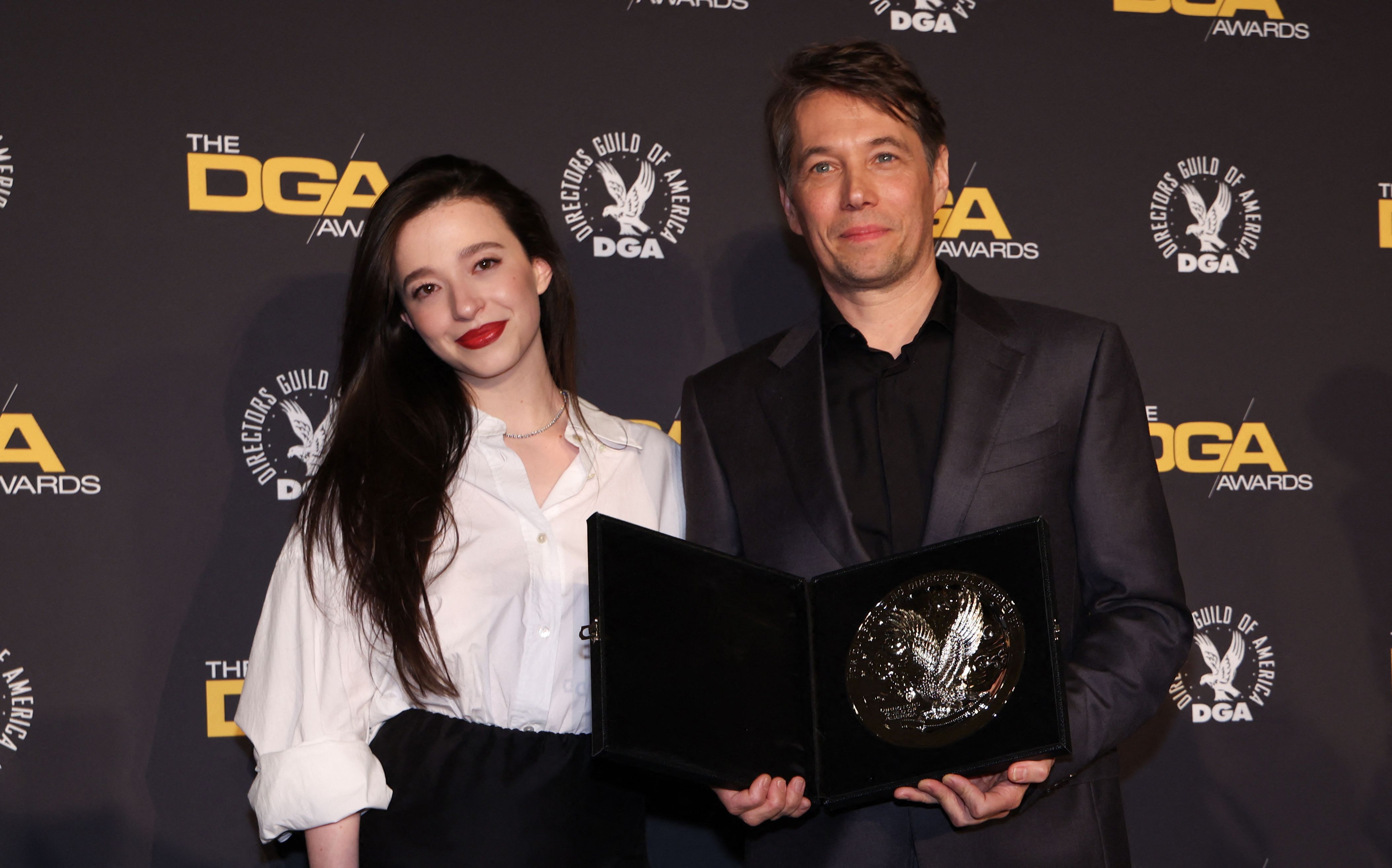 Mikey Madison y Sean Baker, protagonista y director de "Anora", recibieron el premio del Sindicato de Directores de Hollywood (DGA Awards). (Foto: AFP)