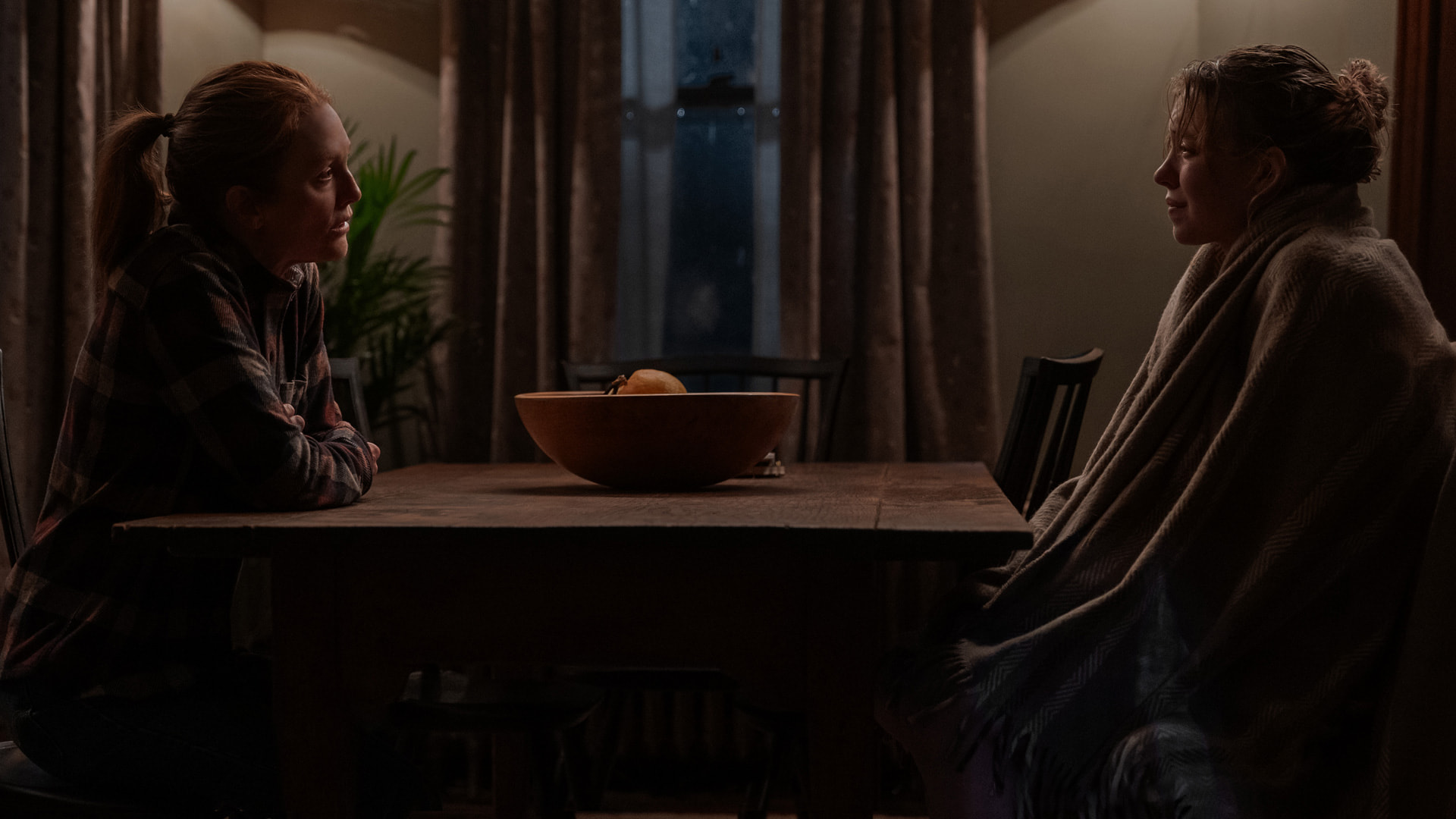 Julianne Moore y Sydney Sweeney en una escena de "Echo Valley".