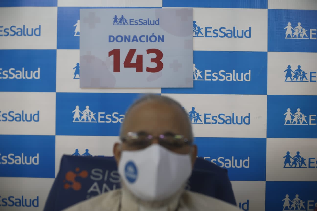 Mateo Bautista un sacerdote español de  61 años es un donante de sangre recurrente , ha donado 142 veces y hoy lo hace una vez más en el banco de sangre del hospital Rebagliati.  (Fotos : Jorge Cerdan/@photo.gec)