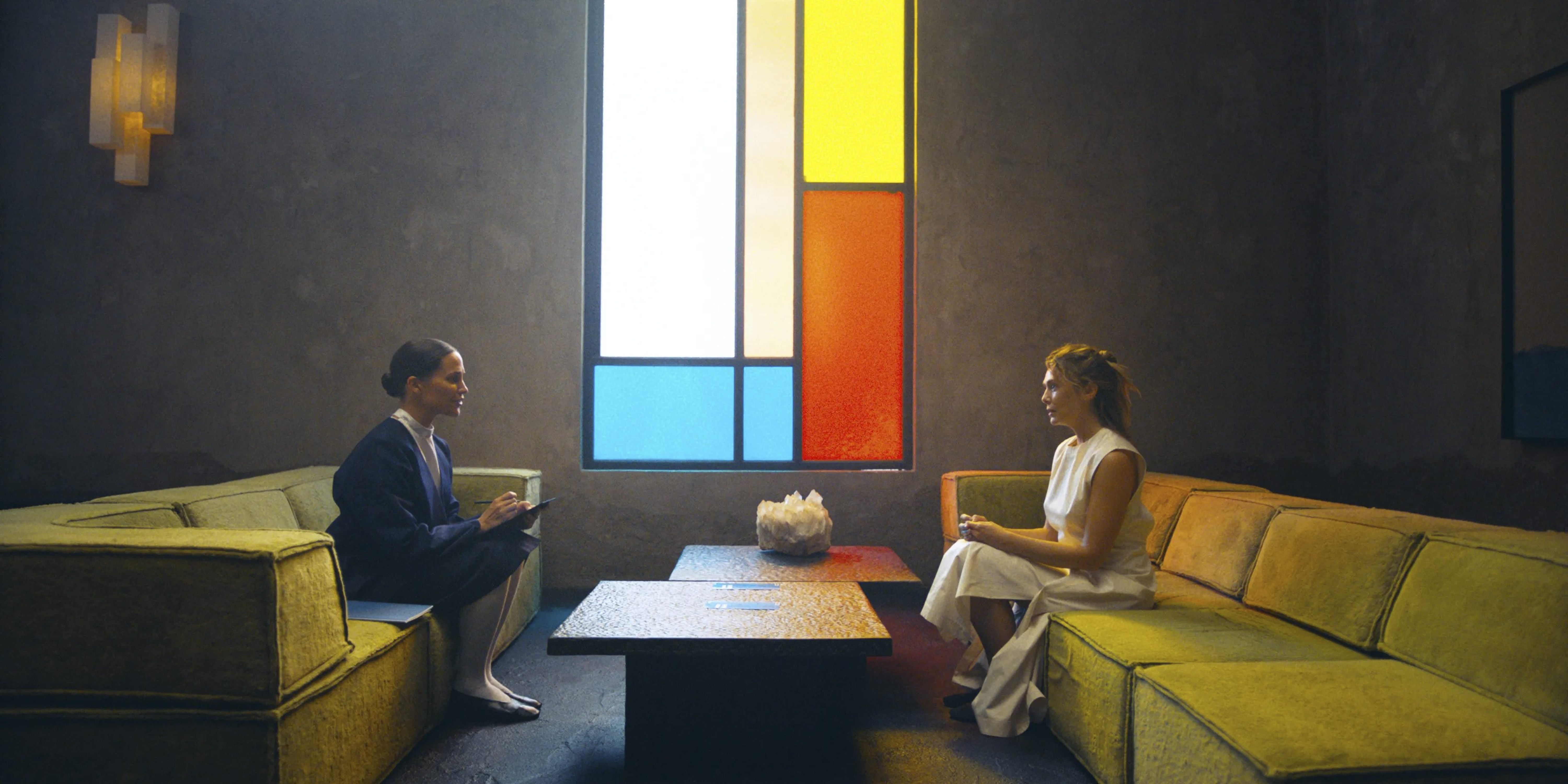 Entre el ‘thriller’ distópico y la ficción especulativa se ubica esta película sobre una pareja de esposos –Elizabeth Olsen como Mia y Himesh Patel como Aaryan– que buscan desesperadamente tener una hija. (Foto: Prime Video)