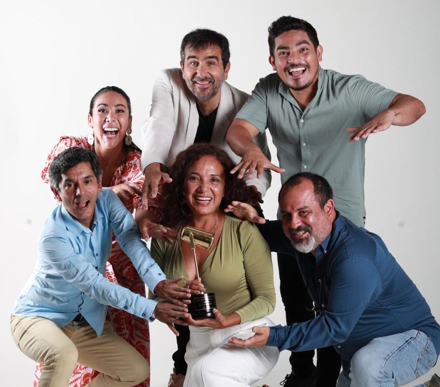 Gigio Aranda y Estela Redhead junto a actores de "Al fondo hay sitio". (Foto: Alessandro Currarino)