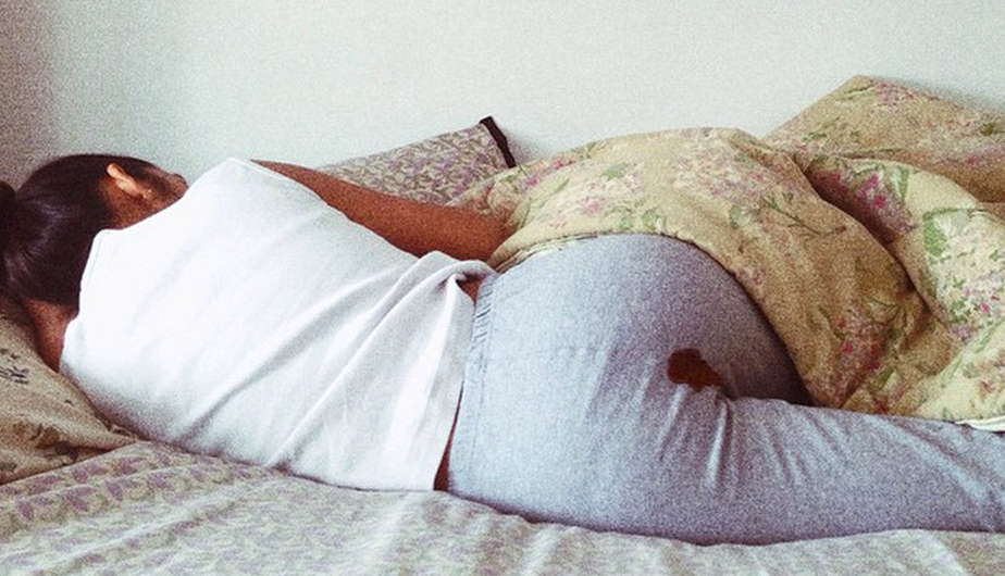 ¿Recuerdas esta controversial foto de la menstruación? Fue hecho por la artista Rupi Kaur. (Foto: Instagram)