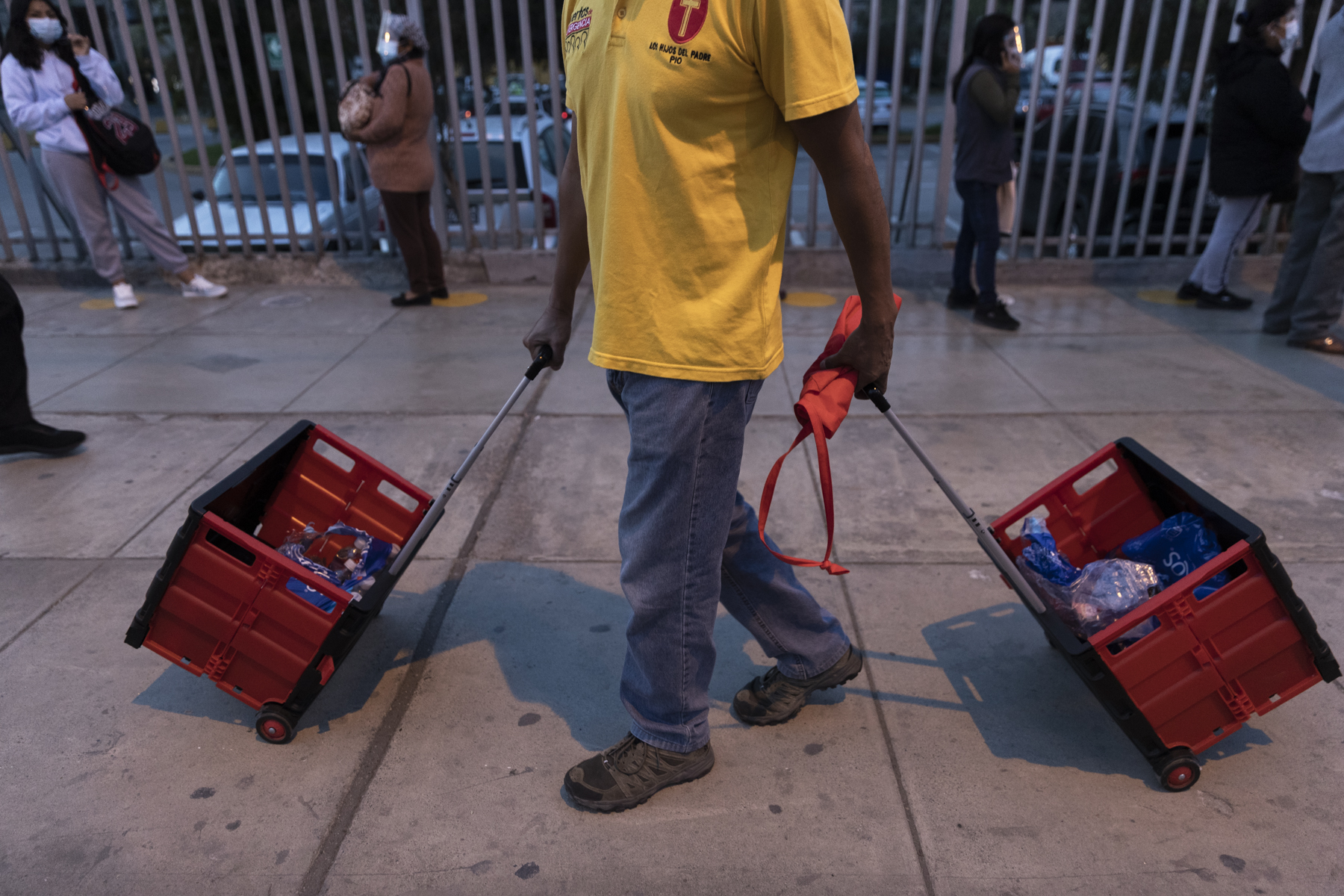 La jornada empieza empieza a las 5:30 de la mañana repartiendo botellas de agua, galletas y en algunos casos útiles de aseo, mascarillas y mantas para las personas que se encuentran haciendo colas fuera de los hospitales.  (Foto: Renzo Salazar)