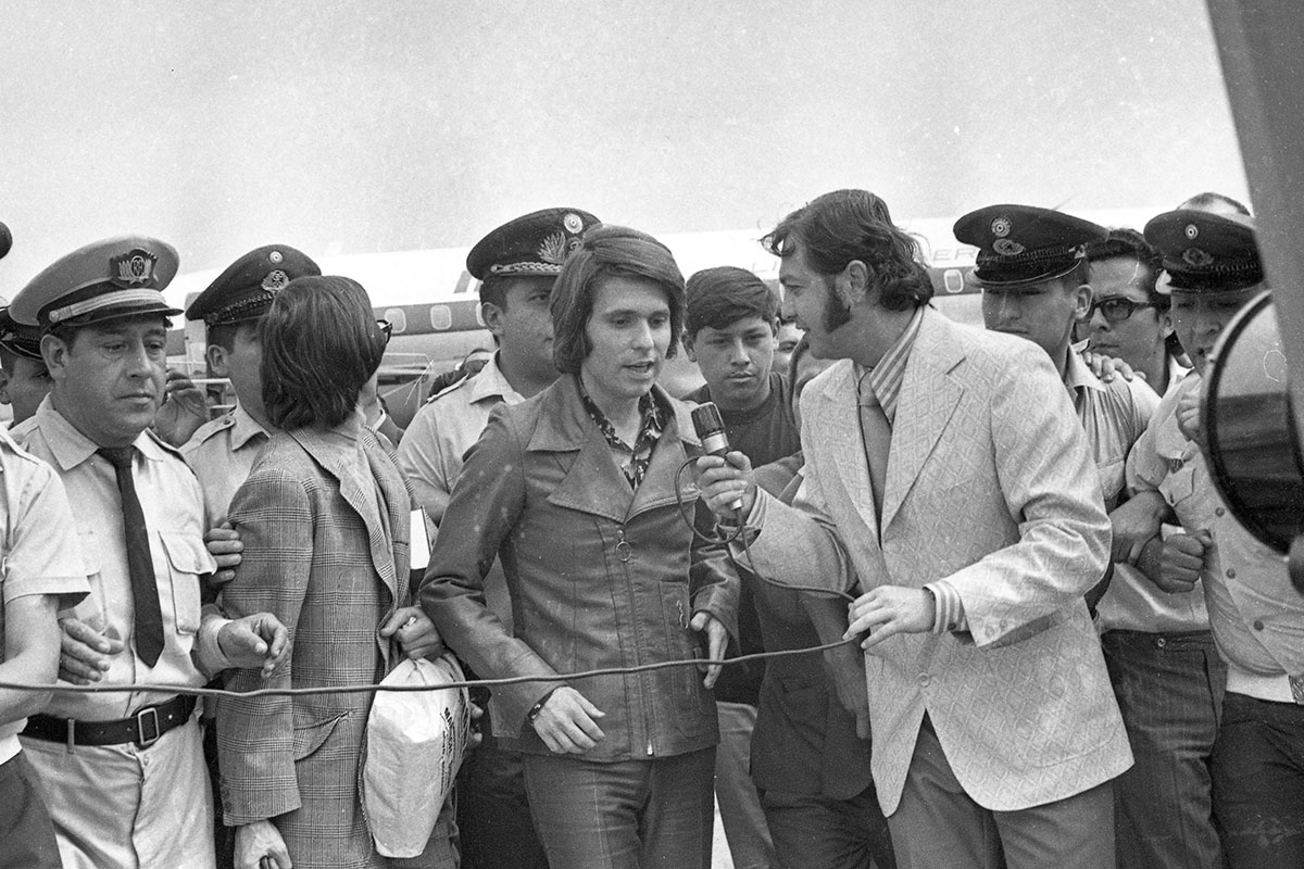 El divo, varias veces representante de España en los festivales de "Eurovisión", comenzó a llamarse "Raphael" (con "ph" balanceado) cuando sus presentaciones por la televisión española eran auspiciadas por los electrodomésticos "Philco". Eran los tiempos de "Al Ponerse el Sol", "Mi Gran Noche", "Digan lo que Digan", "Dímelo, dímelo".