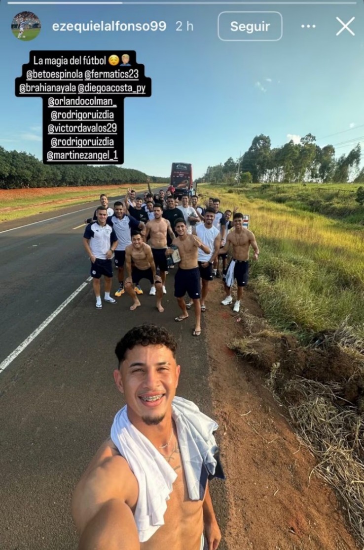 Historia de los jugadores de 2 de Mayo en plena carretera. (Foto: Ezequiel Alfonso)