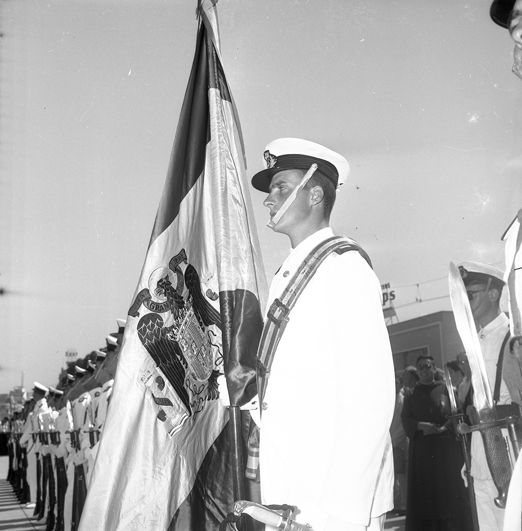 El heredero de la Corona española participa en el recibimiento de las reliquias de Grau, el 21 de marzo de 1958. Fue a pocos días de partir con su buque-escuela. (Foto: GEC Archivo Histórico)