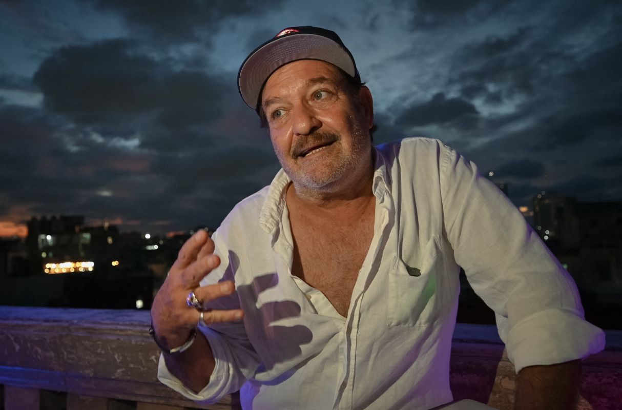 El actor y director cubano Jorge Perugorría recibe el Premio Nacional de Cine 2024. (Foto: Adalberto ROQUE / AFP)