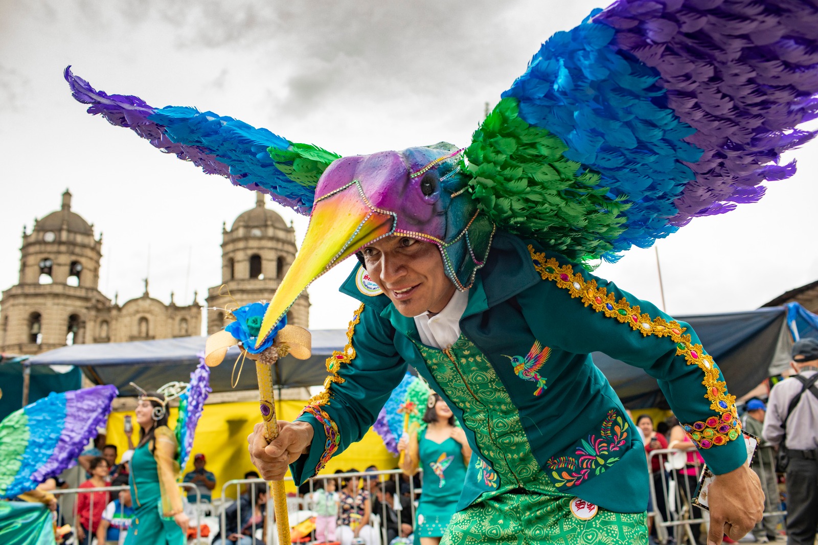 Un colibrí multicolor se abre paso en la Plaza de Armas de Cajamarca, como parte del concurso de patrullas y comparsas por carnavales. (Fotos: Richard Hirano)