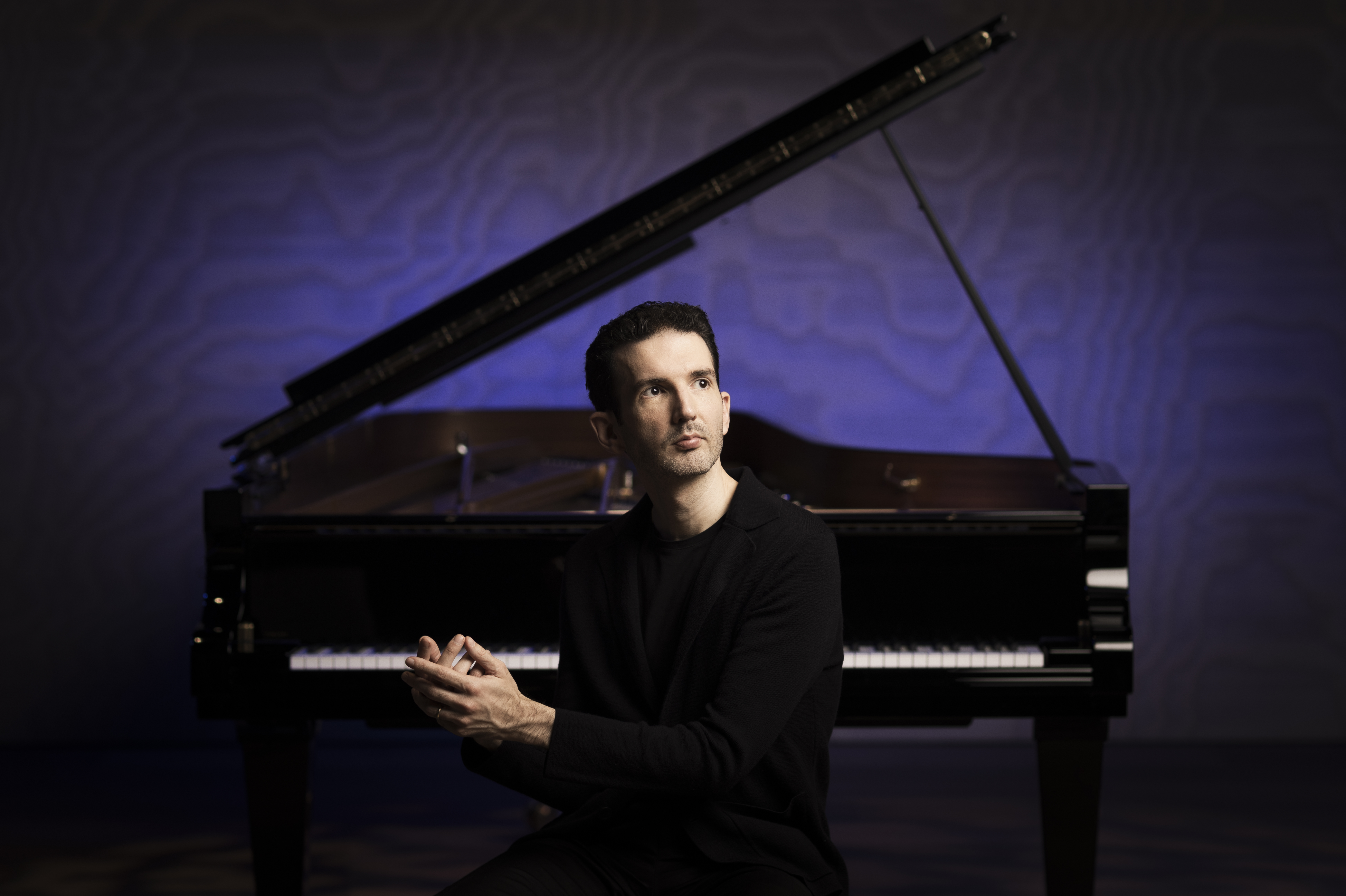 El pianista francés, formado en la tradición lisztiana, ha desarrollado una carrera sólida en escenarios emblemáticos como Wigmore Hall, Cadogan Hall y la Salle Gaveau.