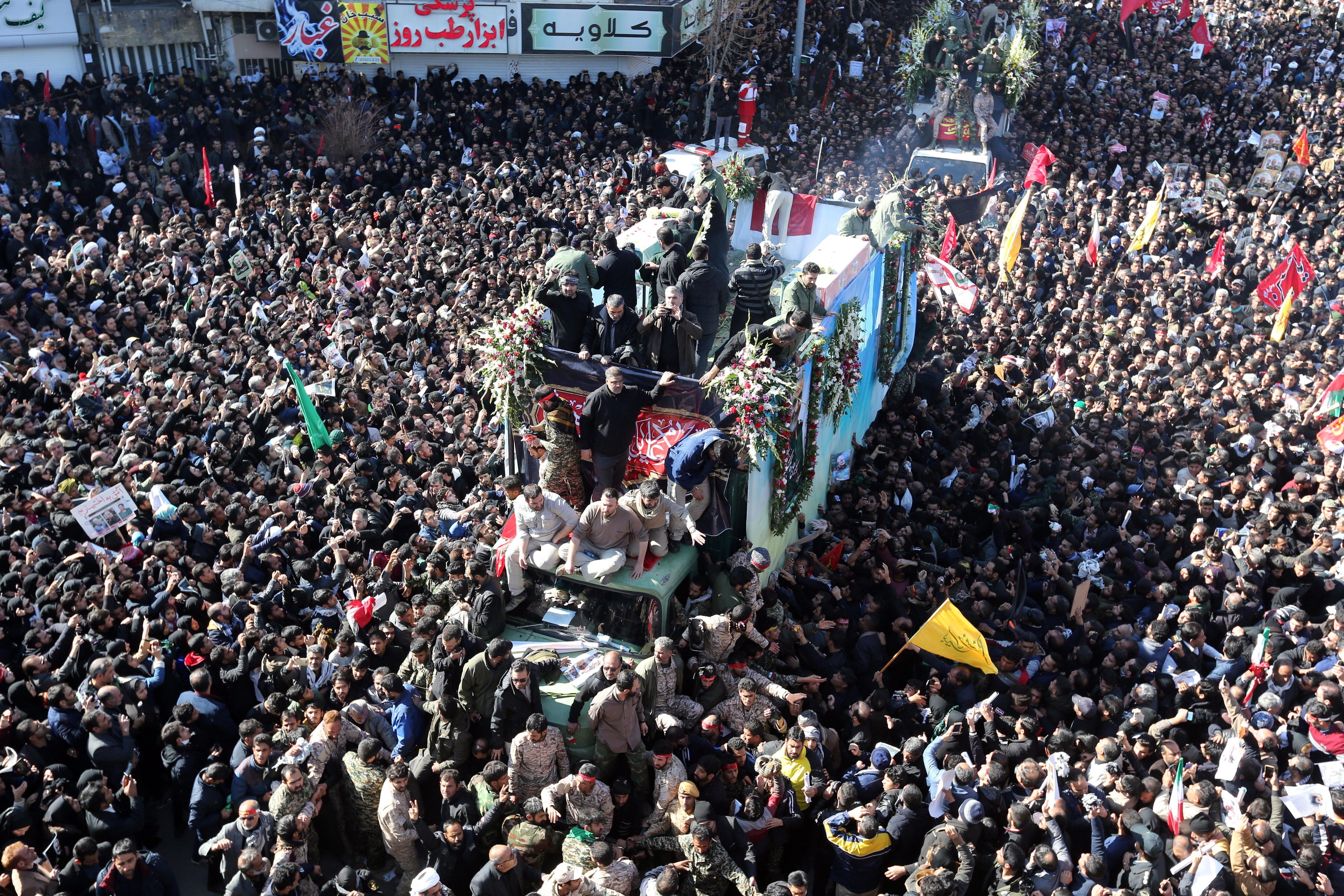 Iraníes llevan el ataúd del difunto teniente general del Cuerpo de la Guardia Revolucionaria Iraní (IRGC), Qasem Soleimani, en su ciudad natal Kerman. (Foto: EFE)