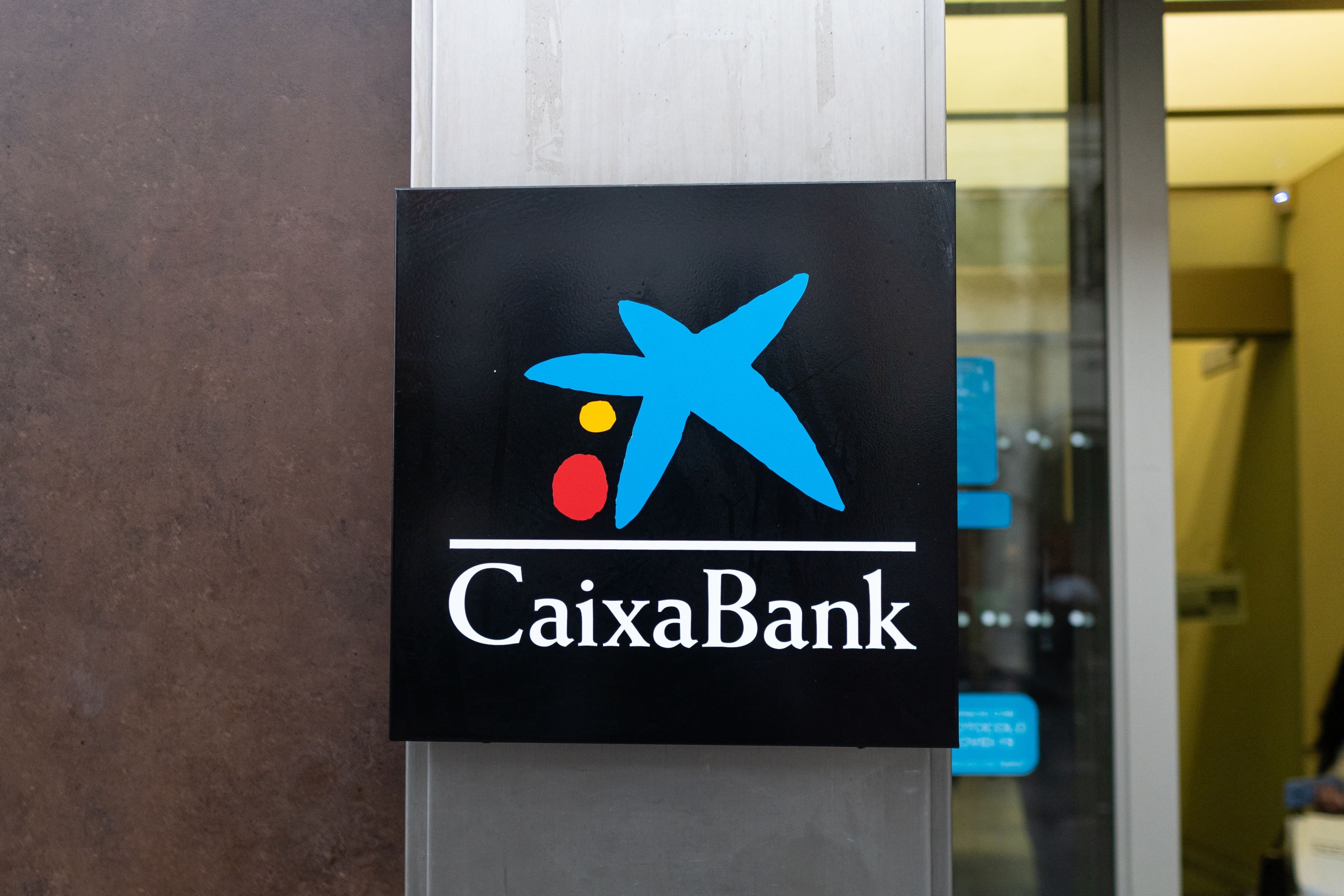 Hola CaixaBank: los analistas renuevan la apuesta por los títulos del banco  catalán
