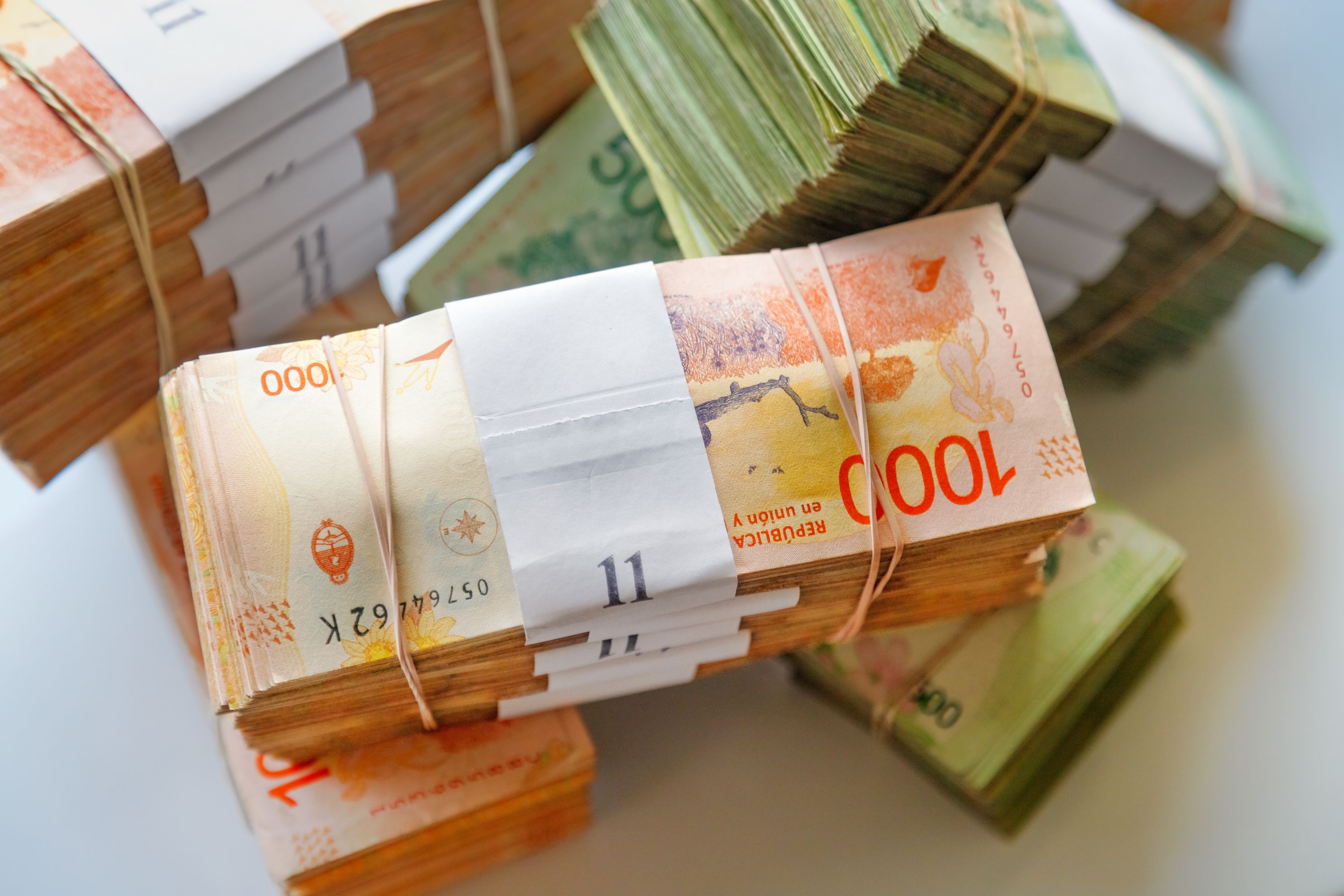 Dinero en efectivo, la pesadilla de las empresas que cobran impuestos y  servicios - El Cronista