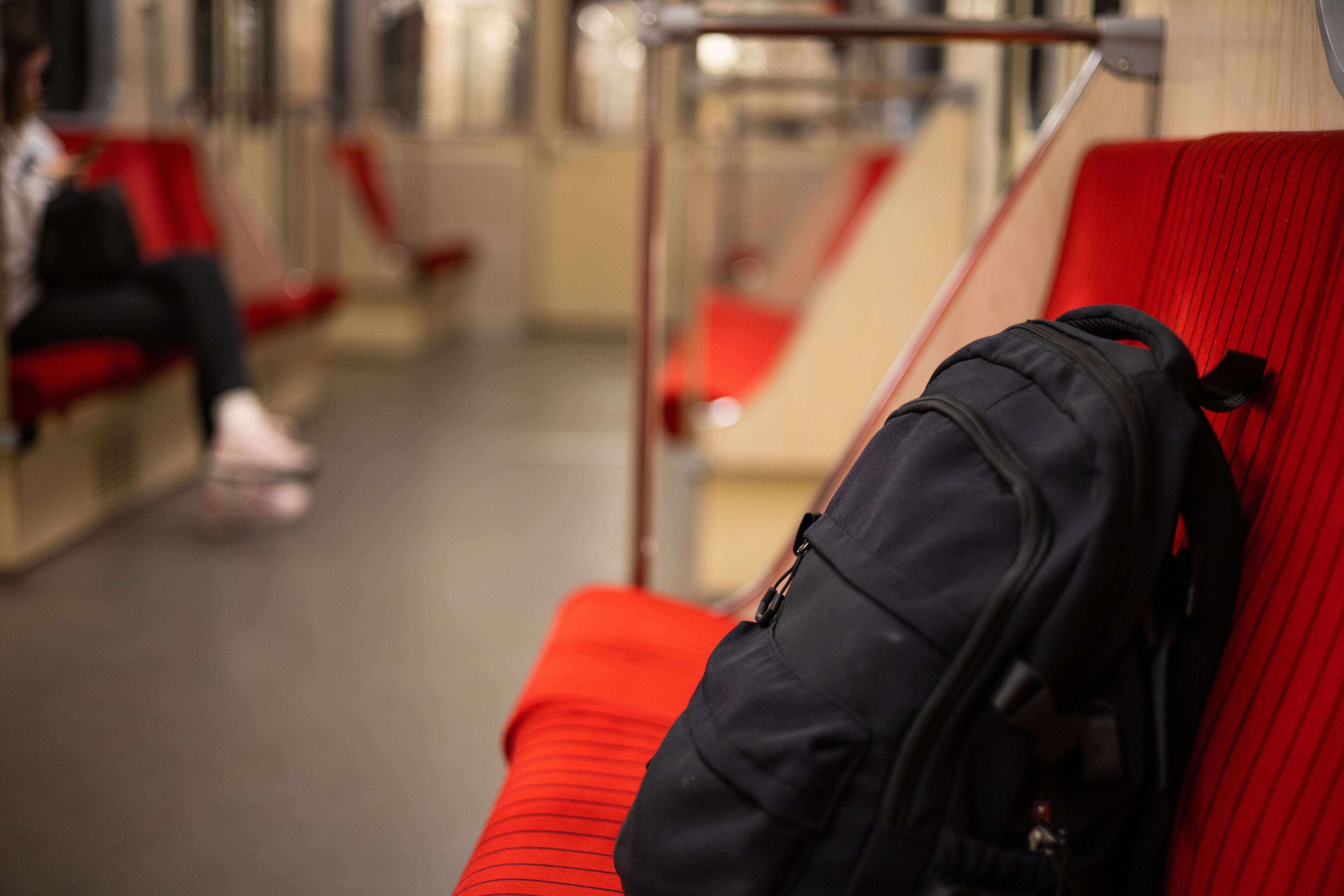 El Metro CDMX modifica las reglas y los viajeros ya no deberán subir con la mochila en la espalda