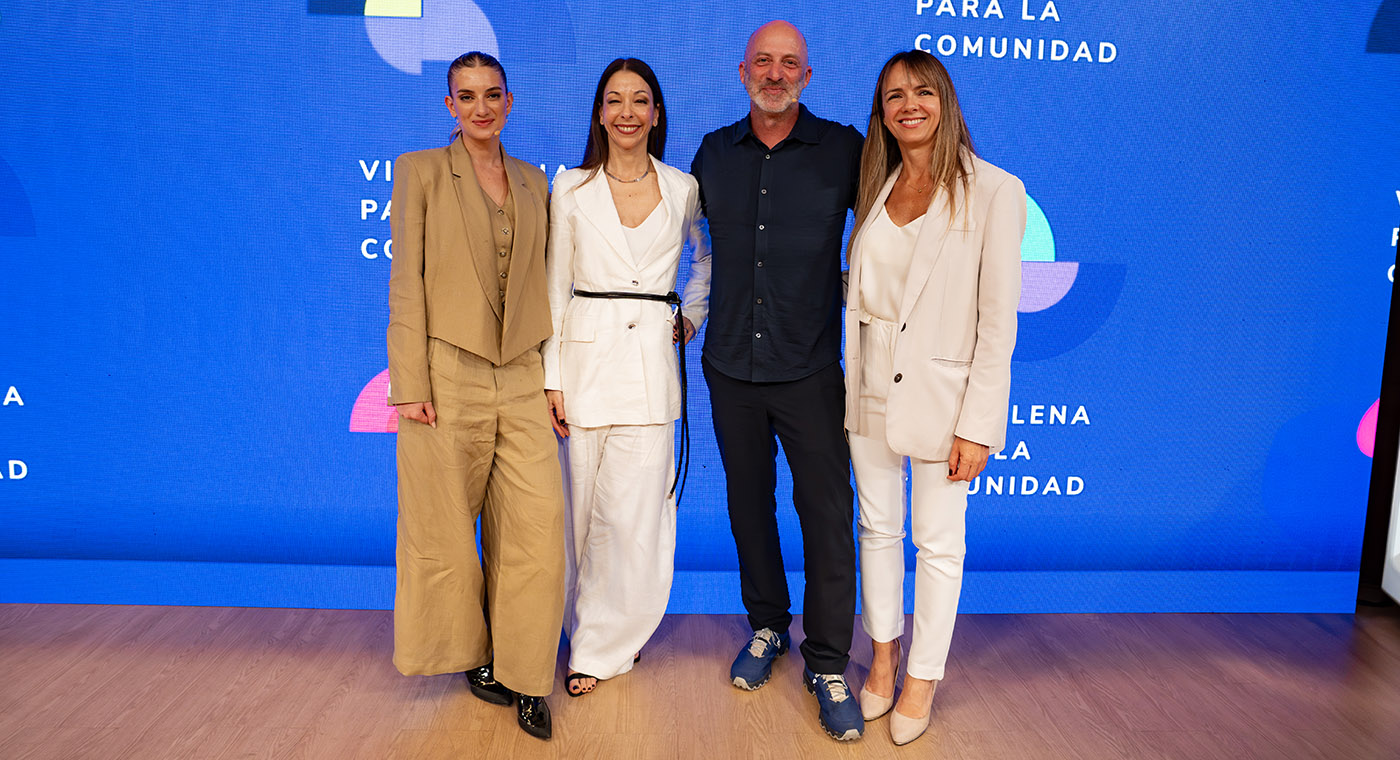 Milagros Hadad, Lorena Mendonça y Marina Carranza junto a Estanislao Bachrach 
