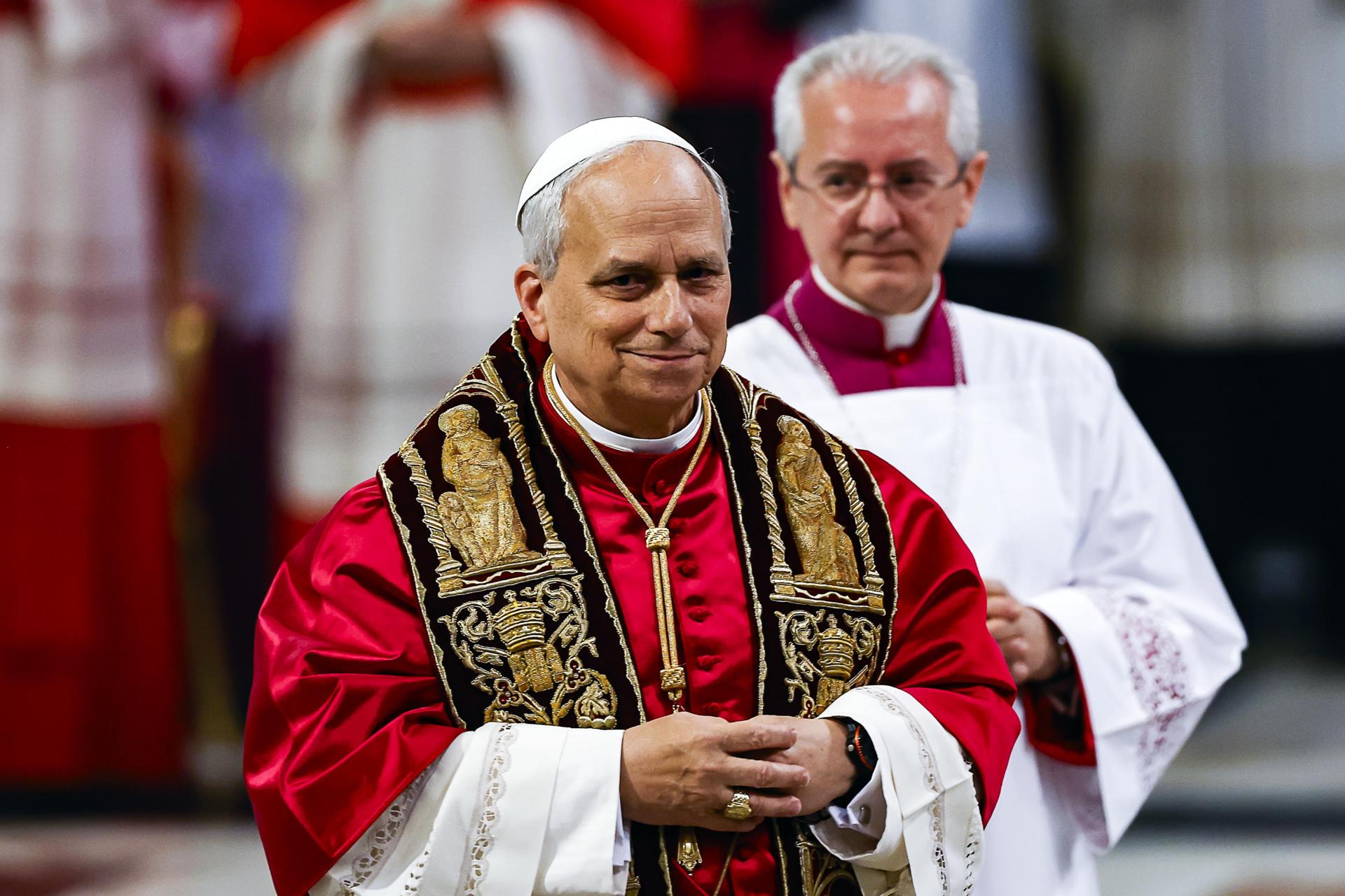 Volvió el lujo al Vaticano: el papa León XIV rompió el legado de Francisco  y retomó una tradición de hace 500 años - El Cronista