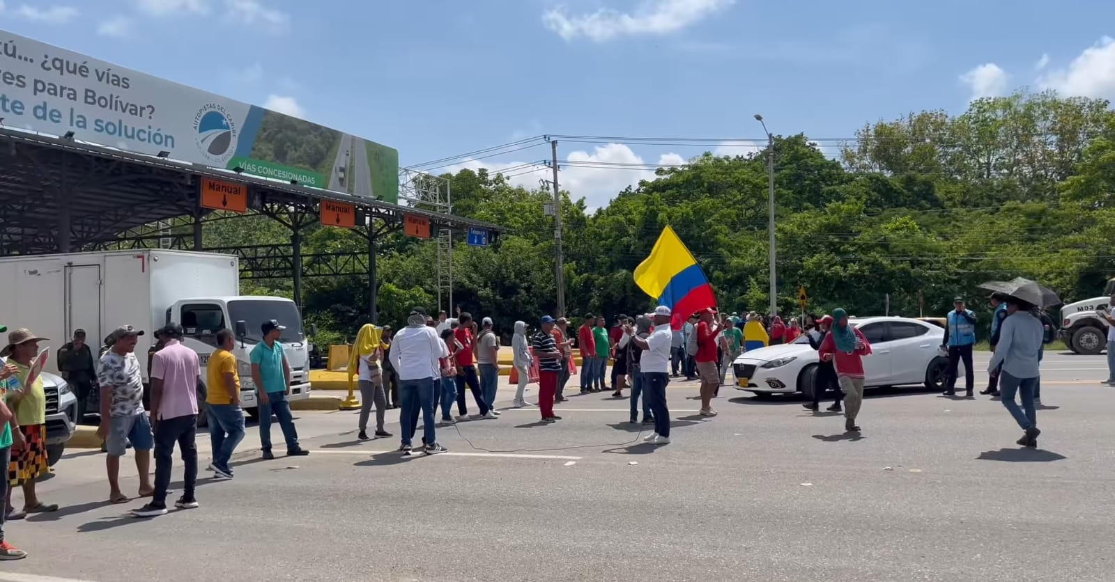 Protesta por reactivación de peaje en Turbaco: carros pasan sin pagar (video)