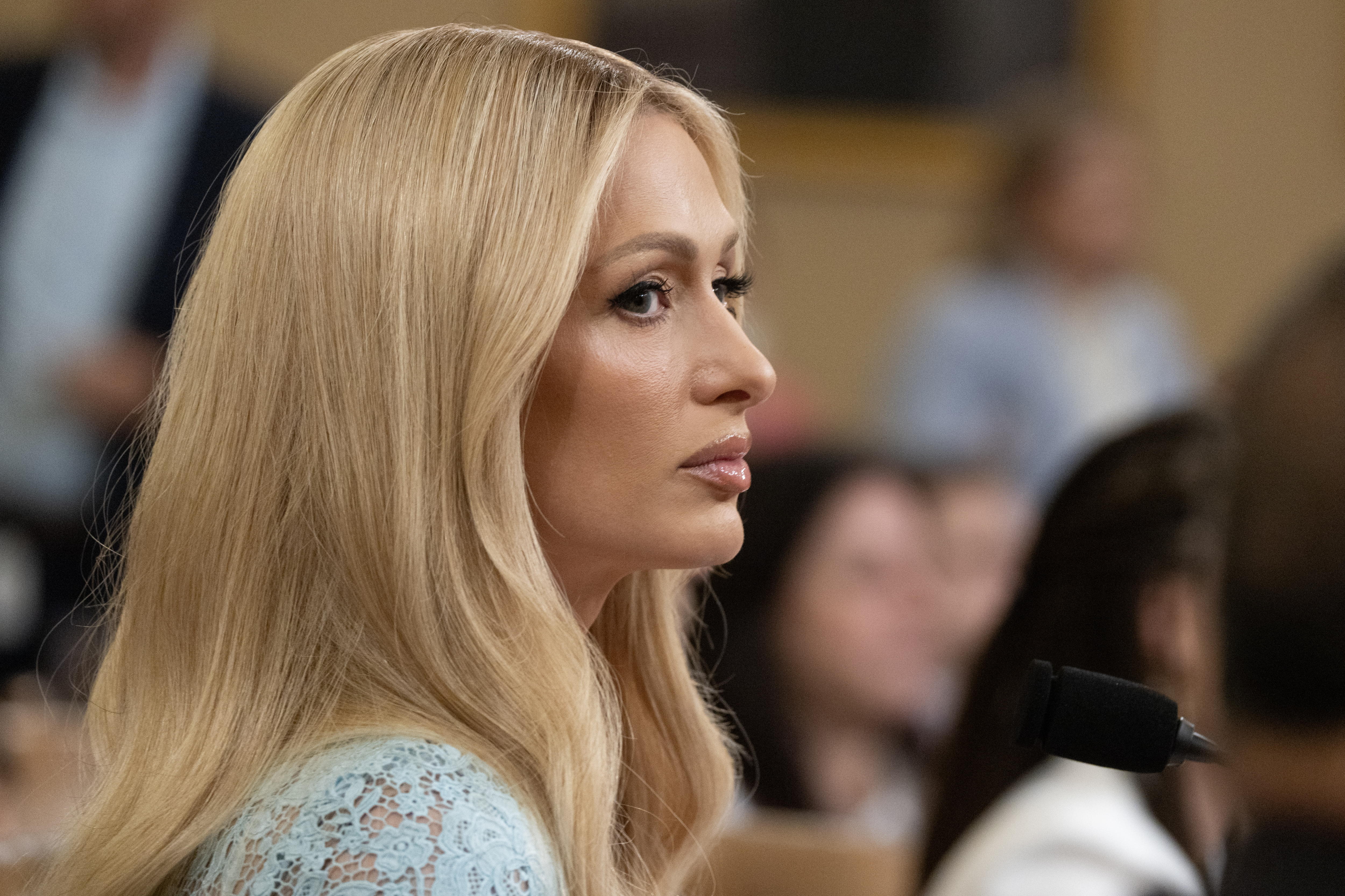 Paris Hilton contó en el Congreso de EE. UU. los abusos que sufrió en la adolescencia