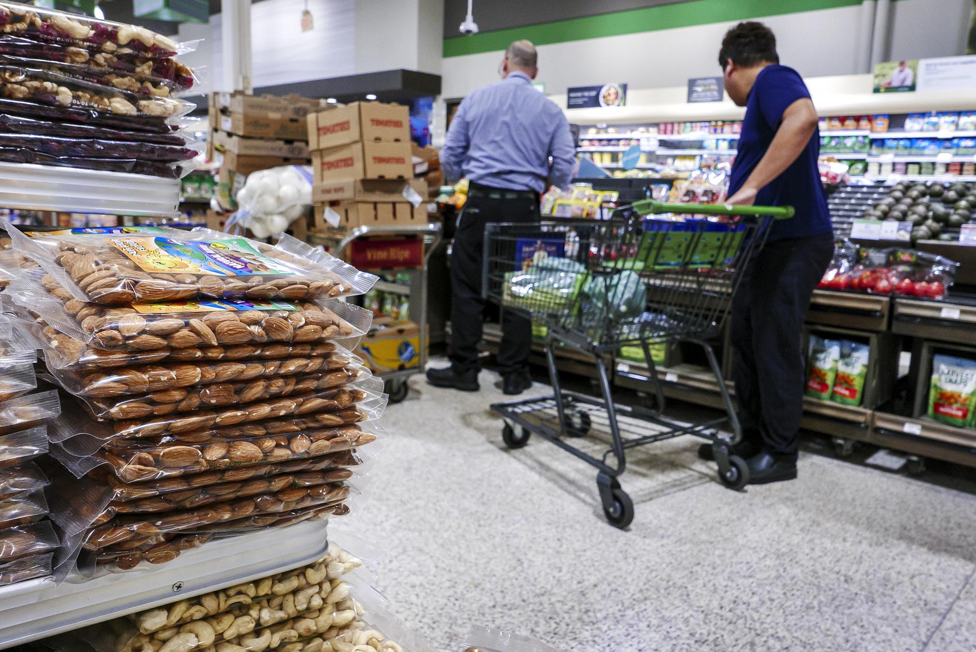 MIAMI (United States), 09/04/2025.- Customers shop for groceries at a Publix supermarket in Miami, Florida, USA, 09 April 2025. US President Donald Trump on 02 April announced a series of 'reciprocal tariffs' on US trading partners, including individualized higher tariffs on countries with which the US has the largest trade deficits that took effect on 09 April. EFE/EPA/CRISTOBAL HERRERA-ULASHKEVICH
