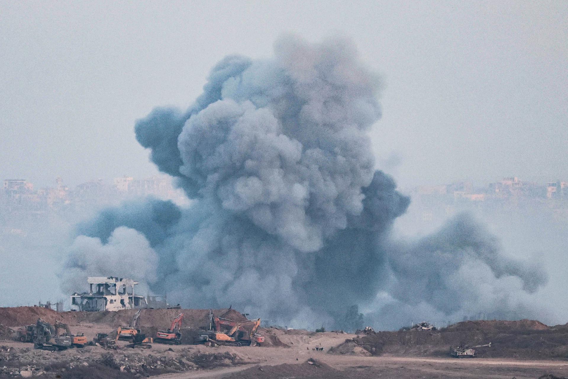 Gaza border (Israel), 13/07/2025.- Smoke rises following an Israeli airstrike in the northern Gaza Strip near Beit Hanoun, as seen from the Israeli side of the border with the Gaza Strip in southern Israel, 13 July 2025. EFE/EPA/ABIR SULTAN
