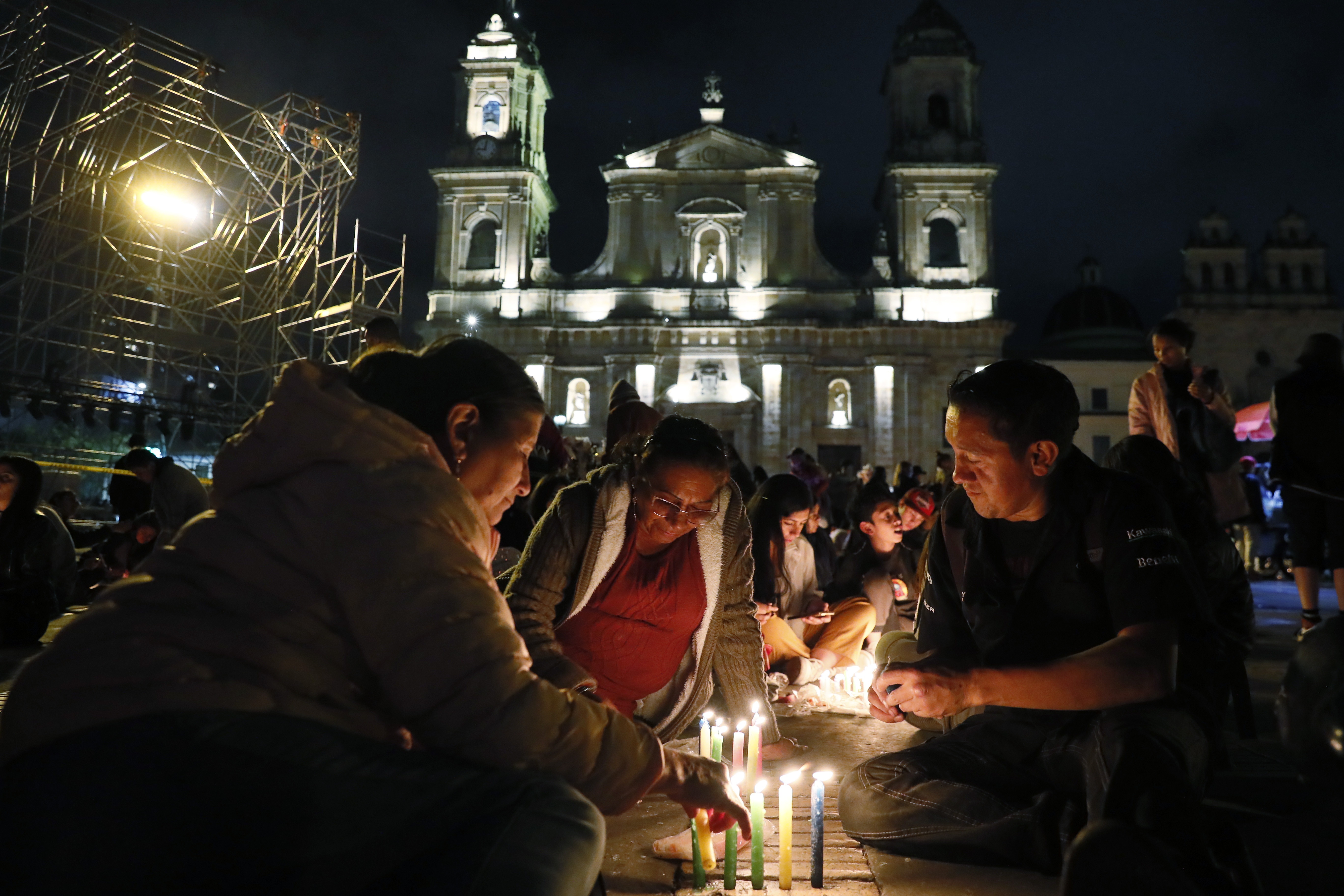 -FOTODELDÍA- AME2774. BOGOTÁ (COLOMBIA), 07/12/2023.- Personas encienden velas durante la tradicional noche de las velitas hoy, en la Plaza de Bolívar en Bogotá (Colombia). Los colombianos celebraron este jueves la tradicional noche de las velitas que marca el inicio de las conmemoraciones navideñas. EFE/Carlos Ortega