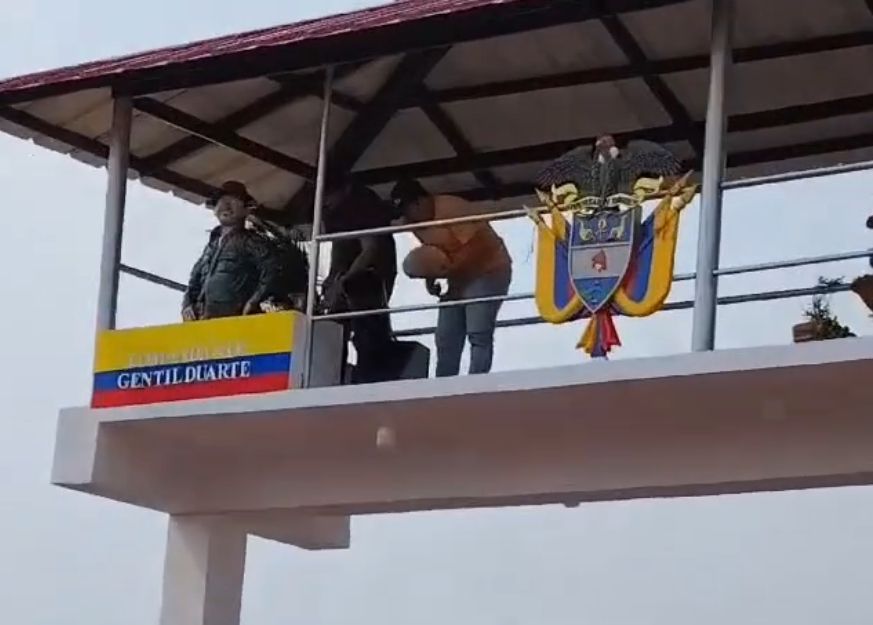 Con estatua de alias Gentil Duarte, inauguraron internado en Caquetá