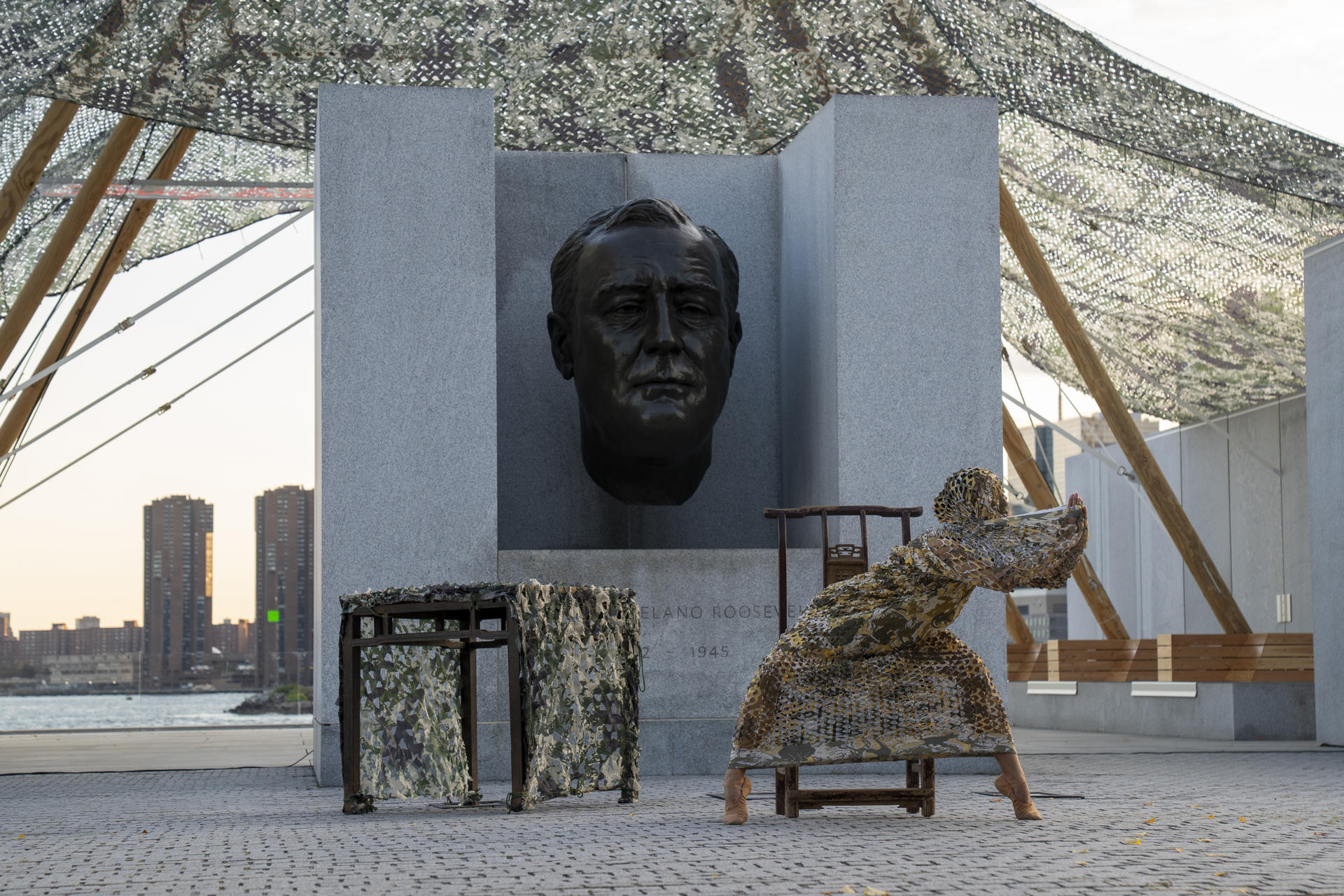 Artista chino Ai Weiwei protesta contra las guerras con instalación frente a la sede de la ONU