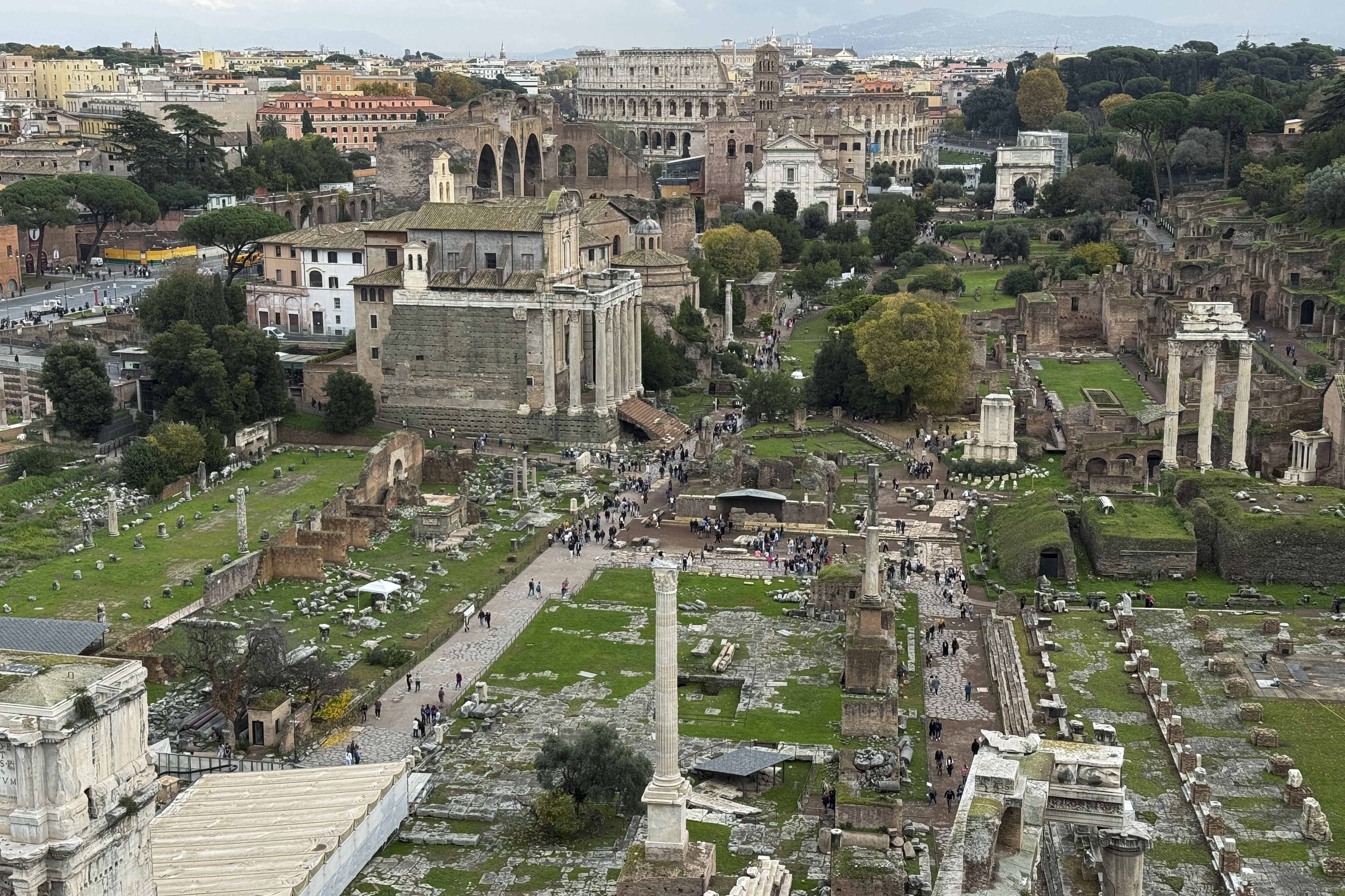 ROMA, 29/11/2024.- Vista de las ruinas del Foro Romano en Roma, cuyo alcalde, Roberto Gualtieri, asegura que "el turismo no es una amenaza" para la ciudad, a menos de un mes del inicio del Jubileo, el Año Santo en el que se prevé que más de 70 de millones de turistas y peregrinos visiten la capital italiana, "un gran desafío" que convertirá 2025 en "un año extraordinario". EFE/Daniel Cáceres