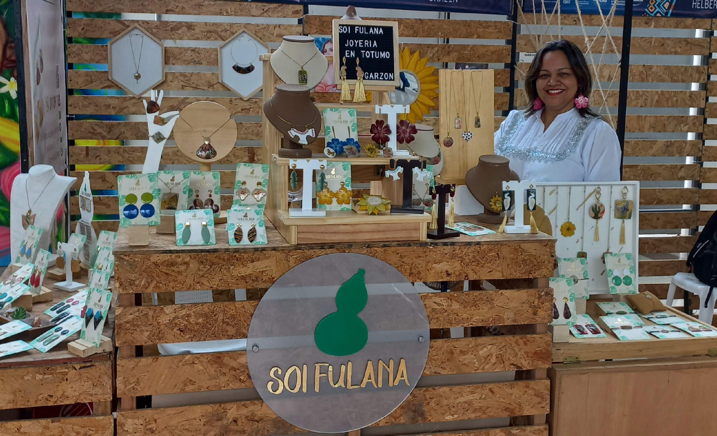 La colombiana que comercializa joyería elaborada en cáscara de totumo