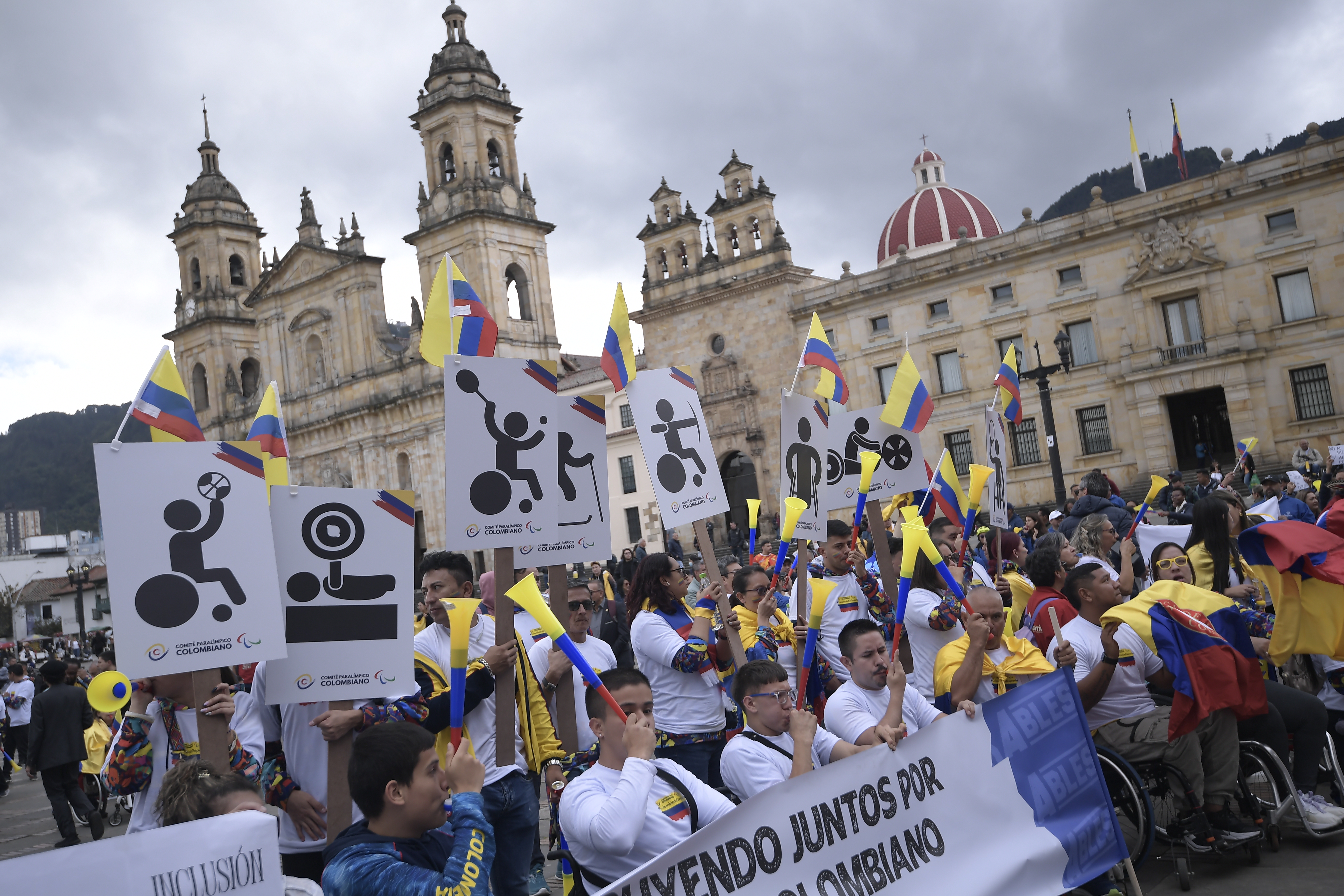 Atletas, entrenadores y dirigentes de todo el sistema deportivo nacional, olímpico y paralímpico, se concentraron en la Plaza de Bolívar para reclamarle al gobierno de Gustavo Petro por la reducción de casi el 70% de su presupuesto para 2026, prevista en la nueva Ley de Financiamiento. La protesta contó con la participación de medallistas olímpicos como Jeison López, Carlos Ramírez o Mari Leivis Sánchez; medallistas paralímpicos, como Erica Castaño, Moisés Fuentes y Fabio Torres; exdeportistas, ahora dirigentes, como Fabiola Zuluaga y Javier Suárez, y altos mandos del deporte colombiano como el presidente del Comité Olímpico nacional, Ciro Solano.