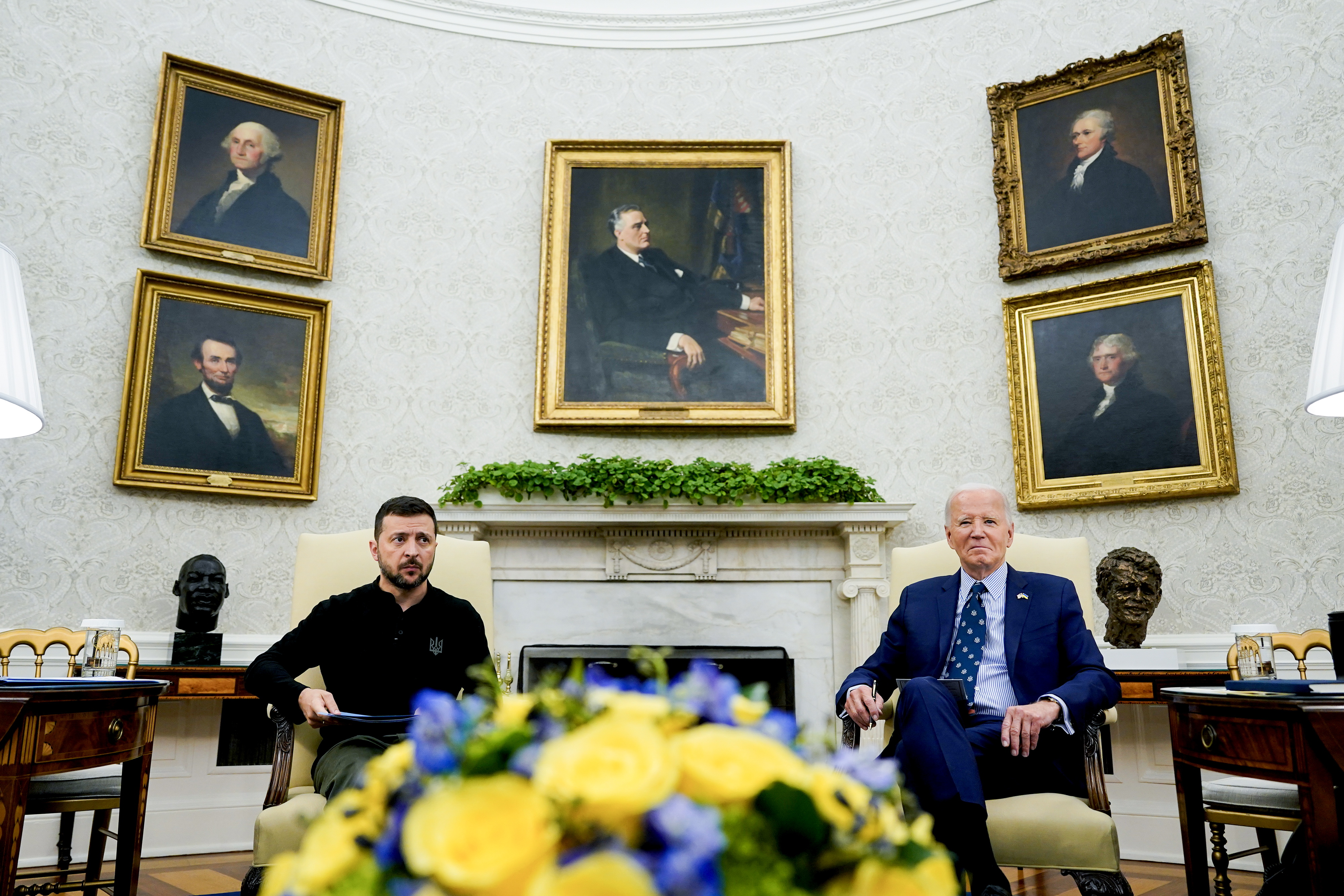 Washington (United States), 26/09/2024.- US President Joe Biden (R) and Ukrainian President Volodymyr Zelensky (L), during a meeting in the Oval Office of the White House in Washington, DC, USA, 26 September 2024. President Biden on 26 September announced a 2.4 billion Dollars in military assistance to Ukraine and plans to convene a leader-level meeting of key allies to coordinate additional support when he visits Germany next month. (Zelenski, Alemania, Ucrania) EFE/EPA/ALEXANDER DRAGO / POOL