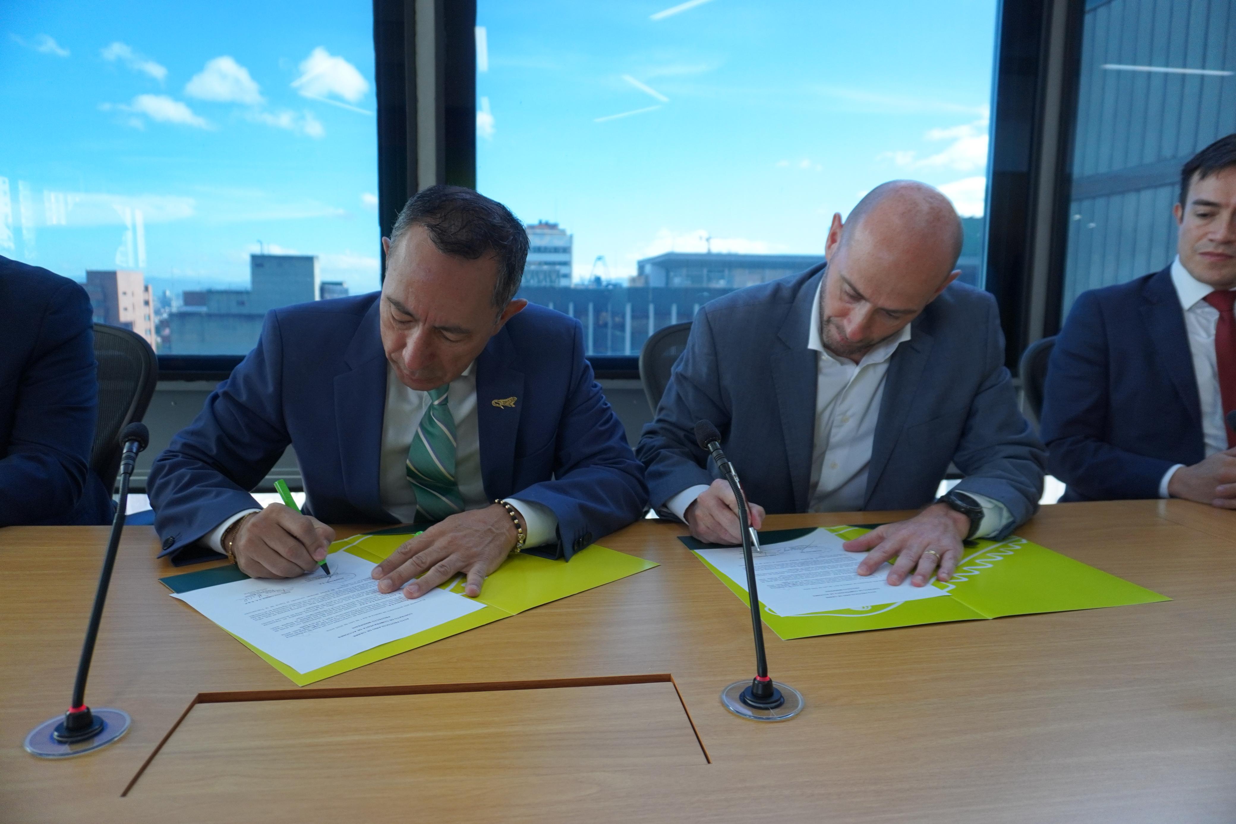 Ricardo Roa Barragán, presidente de Ecopetrol, y Francesco Bertoli, gerente general de Enel Colombia.