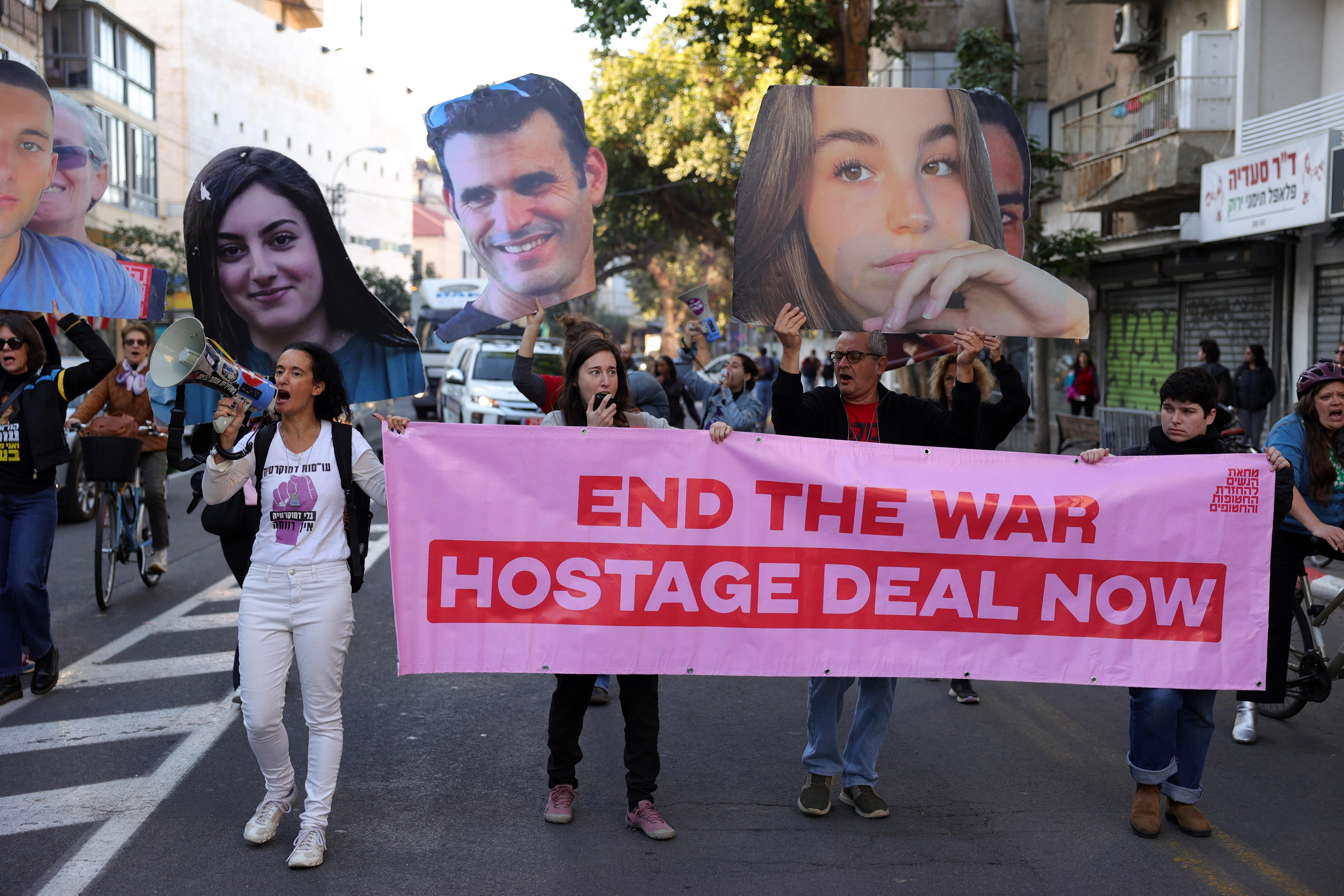Tel Aviv (Israel), 08/01/2025.- Families of hostages held by Hamas in Gaza and their supporters carry pictures of the hostages during a protest calling for a ceasefire and for the release of hostages, outside the Likud party headquarters in Tel Aviv, Israel, 08 January 2025. According to the Israeli army (IDF) spokesperson, around 100 Israeli hostages remain in captivity in the Gaza Strip, including the bodies of at least 33 confirmed dead. (Protestas) EFE/EPA/ABIR SULTAN