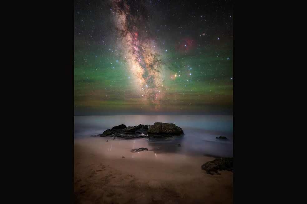 “Evolución de las estrellas” de Kavan Chay. "El conjunto de farallones marinos proporcionaba un sujeto prominente en primer plano, orientado en la dirección correcta, y al ser un lugar relativamente libre de contaminación lumínica", dice el fotógrafo.