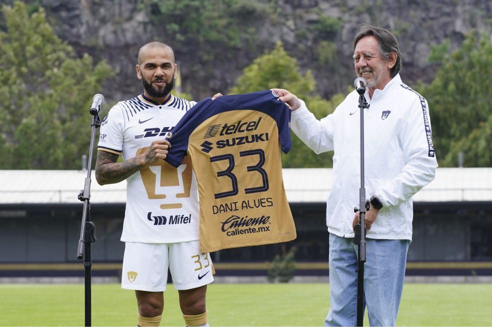 Dani Alves y su presentación como jugador del Pumas mexicano