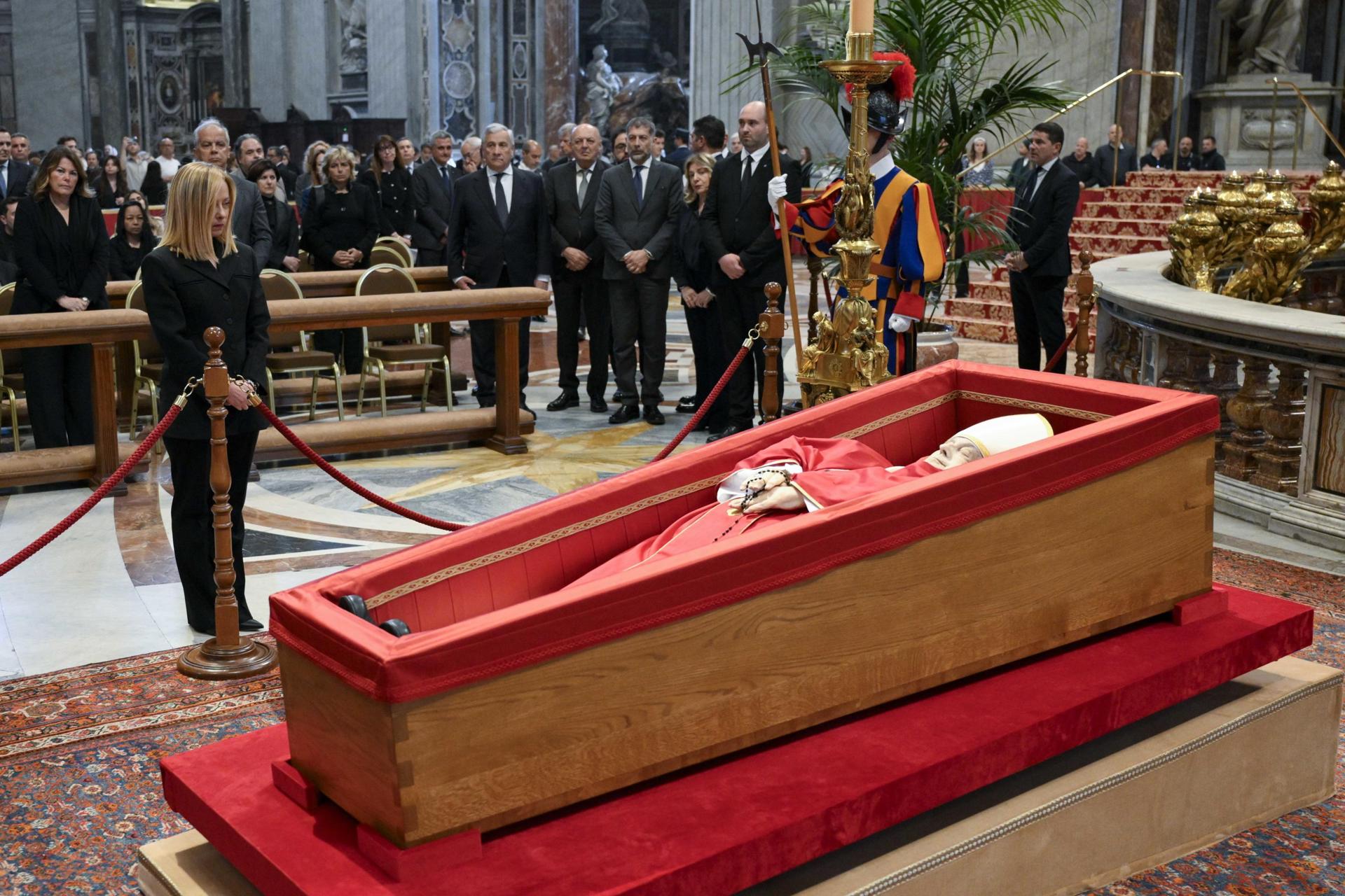 Cada prenda, un significado: la vestimenta del papa Francisco durante su velación