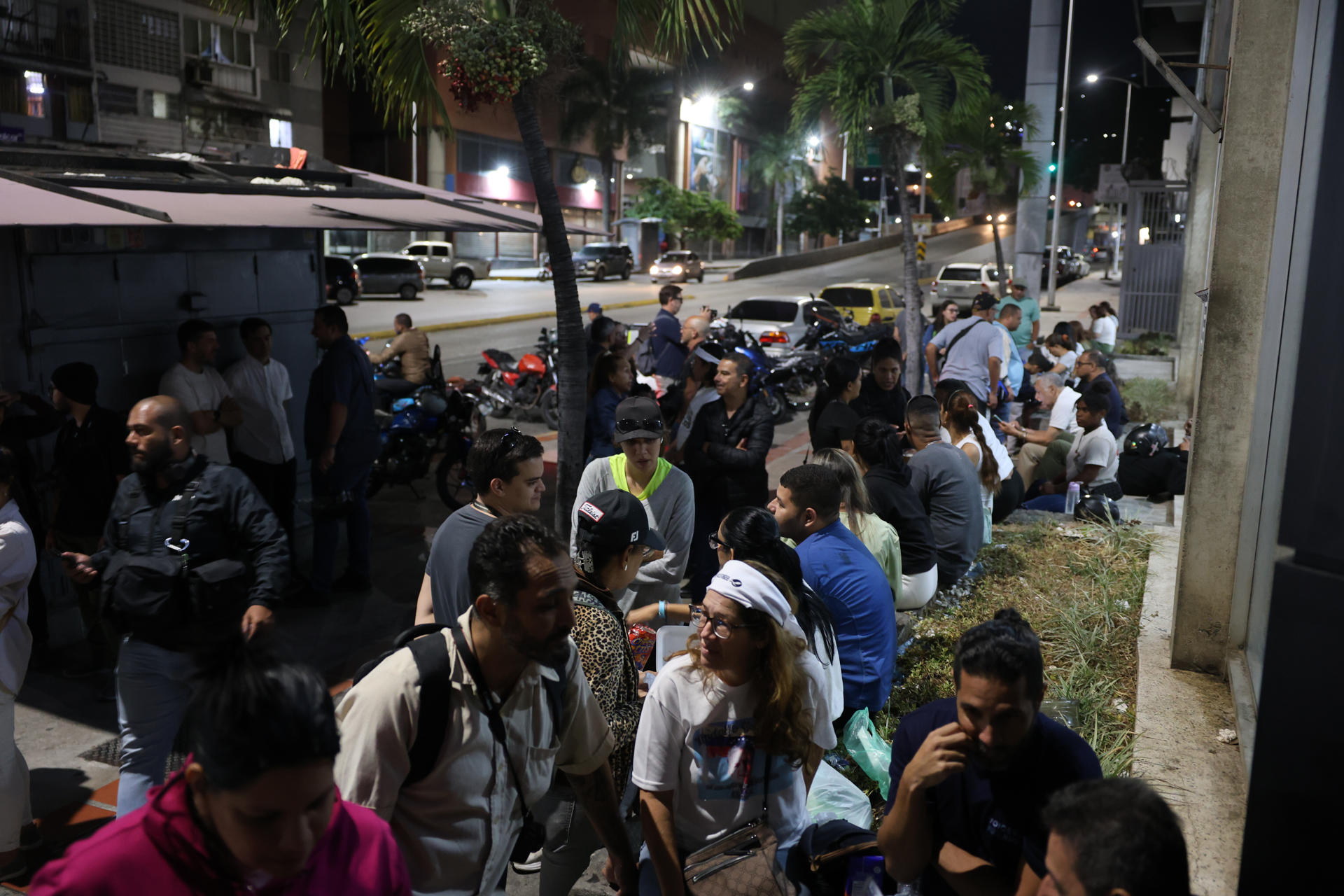 AME3379. CARACAS (VENEZUELA), 08/01/2026.- Familiares de presos políticos esperan afuera de El Helicoide este jueves, en Caracas (Venezuela). EFE/ Miguel Gutiérrez