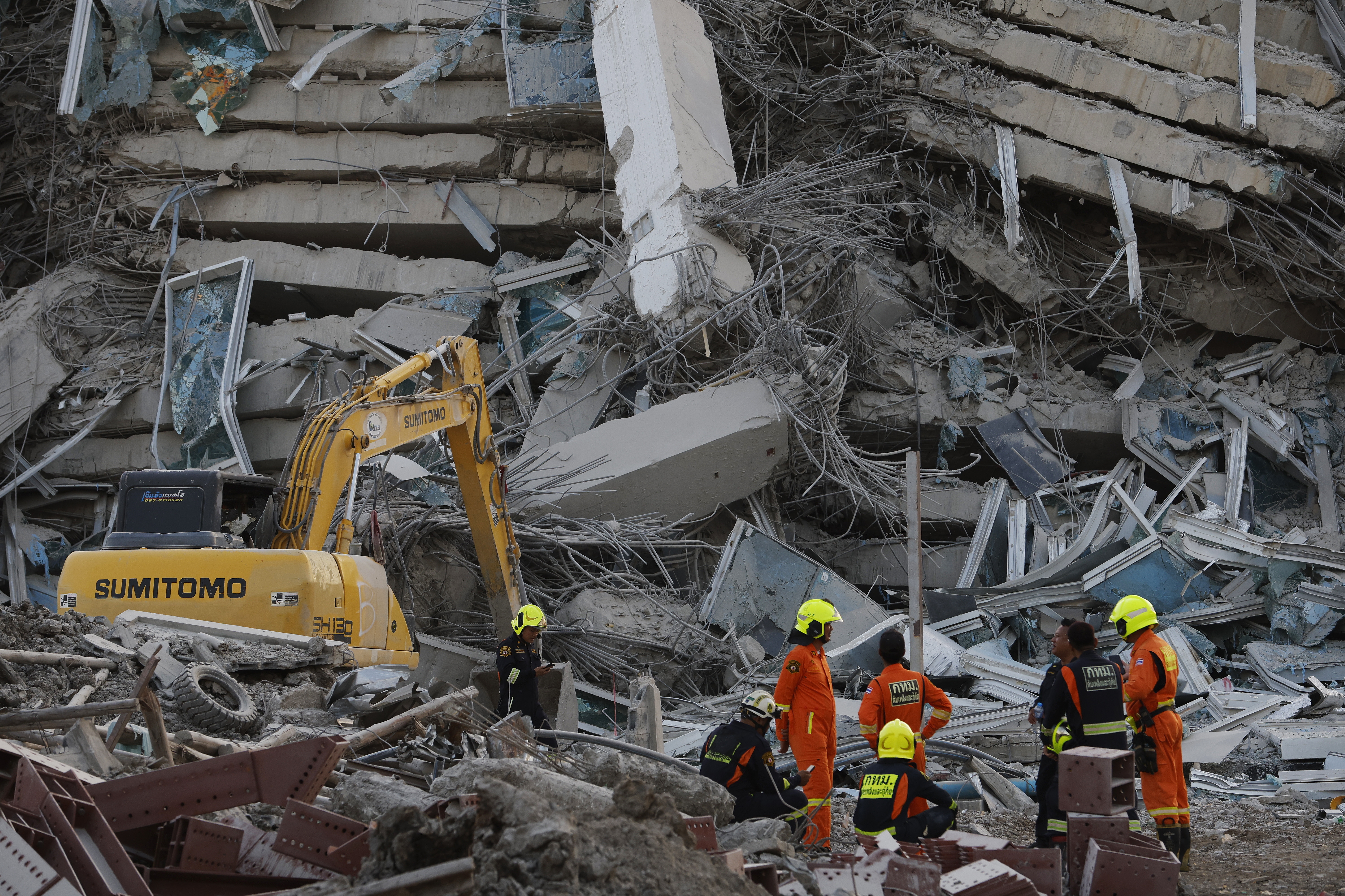 Bangkok (Thailand), 28/03/2025.- Rescue workers search for survivors at the site of a collapsed building following an earthquake in Bangkok, Thailand, 28 March 2025. According to the National Institute for Emergency Medicine, 70 construction workers are missing at the site following a 7.7-magnitude earthquake that struck Myanmar and caused tremors that could be felt in neighboring Thailand. (Terremoto/sismo, Birmania, Tailandia) EFE/EPA/RUNGROJ YONGRIT
