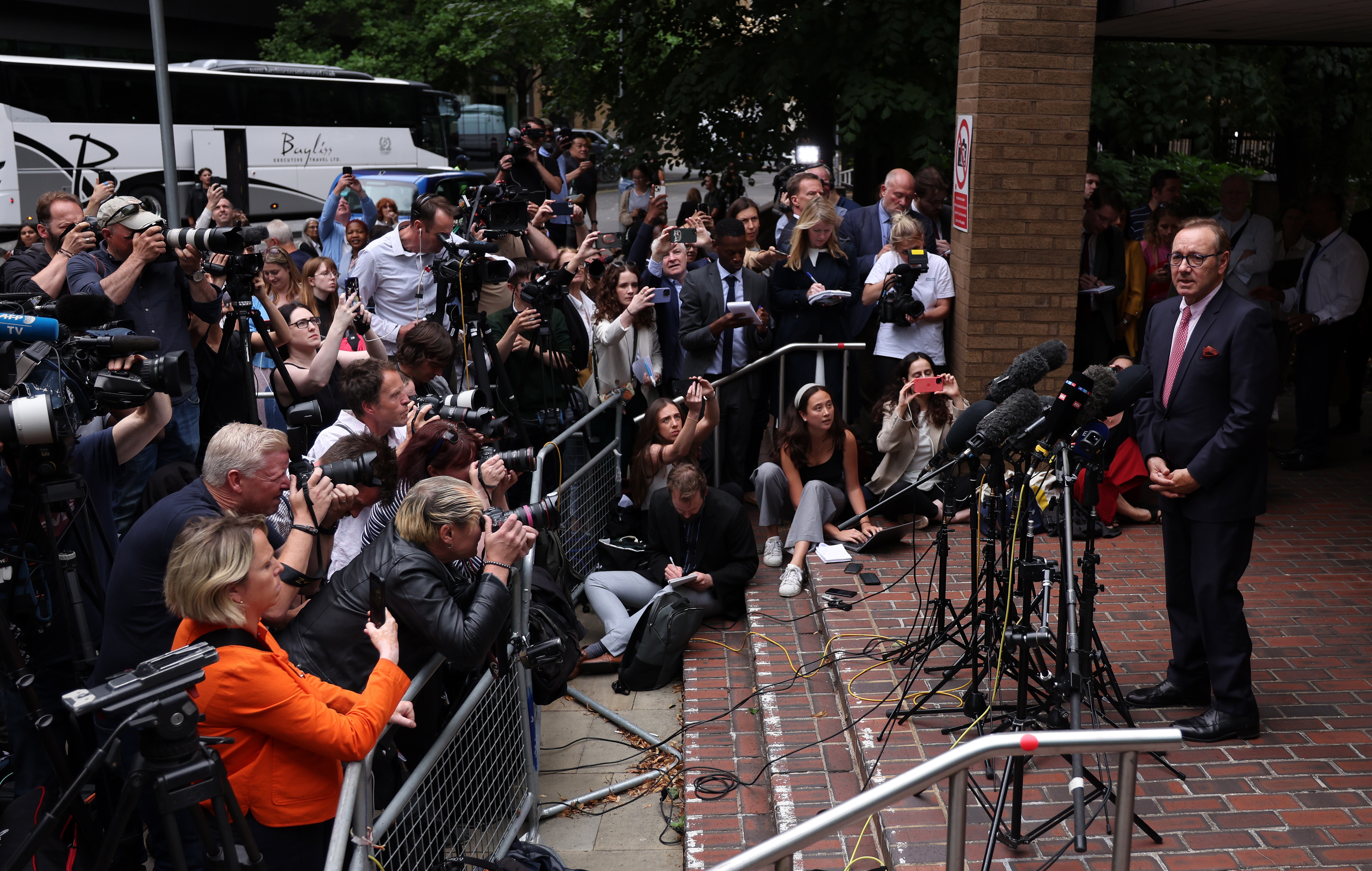 London (United Kingdom), 26/07/2023.- US actor Kevin Spacey delivers a statement to the press outside Southwark Crown Court after being found not guilty on all charges in London, Britain, 26 July 2023. Double Academy Award-winning actor Kevin Spacey was on trial in London accused of sexual offences against four men in Britain. (Reino Unido, Londres) EFE/EPA/ANDY RAIN