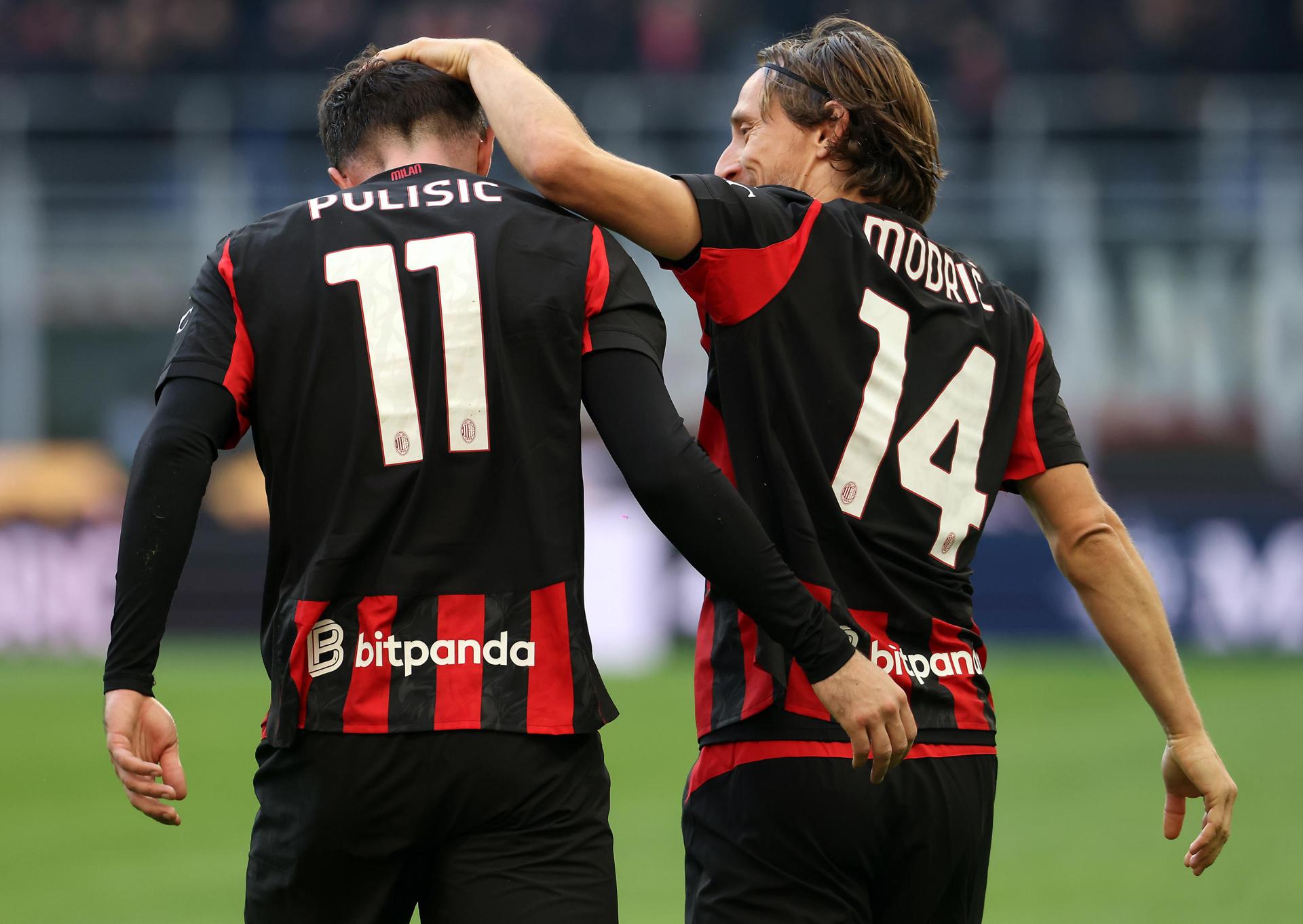 MILAN (Italy), 28/12/2025.- AC Milan's Christian Pulisic (L) celebrates with his teammate Luka Modric (R) after scoring the 1-0 goal during the Italian Serie A soccer match between AC Milan and Hellas Verona at Giuseppe Meazza stadium in Milan, Italy, 28 December 2025. (Italia) EFE/EPA/MATTEO BAZZI
