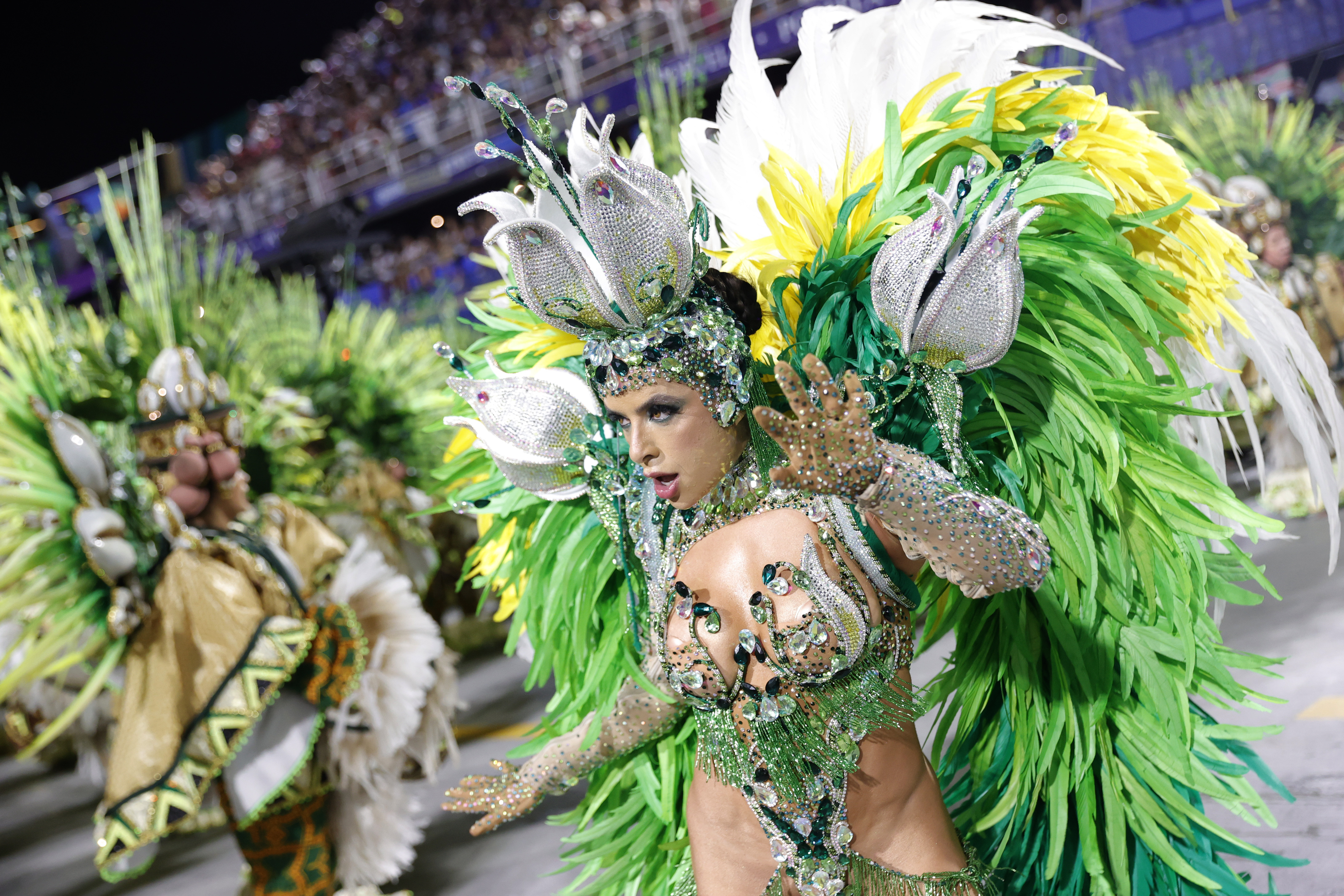 AME6278. RÍO DE JANEIRO (BRASIL), 03/03/2025.- Integrantes de la escuela de samba Unidos da Tijuca, participan en la segunda jornada de desfiles en el Sambódromo Marquês de Sapucaí este lunes en Río de Janeiro (Brasil). El desenfreno y la euforia de las fiestas del Carnaval de Brasil se dispararon este lunes, embalados por el Óscar logrado por la película "Aún estoy aquí", que le dio un incentivo adicional a la más multitudinaria farra popular del país. EFE/ Andre Coelho