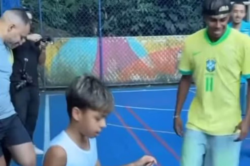Lamine Yamal jugó fútbol con unos niños en Rocinha, la mayor favela de Brasil