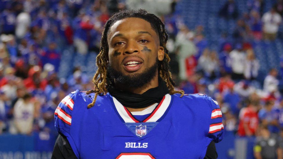 Damar Hamlin continúa crítico, pero presenta signos de mejoría