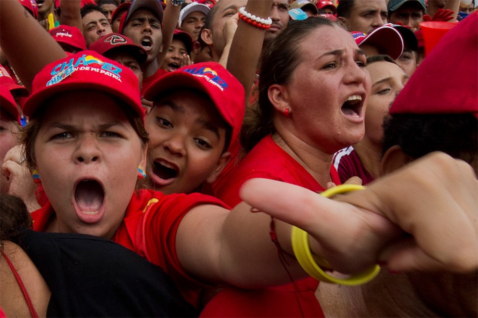 Alimentos baratos, pensiones y otras ayudas fidelizan a votantes de Chávez