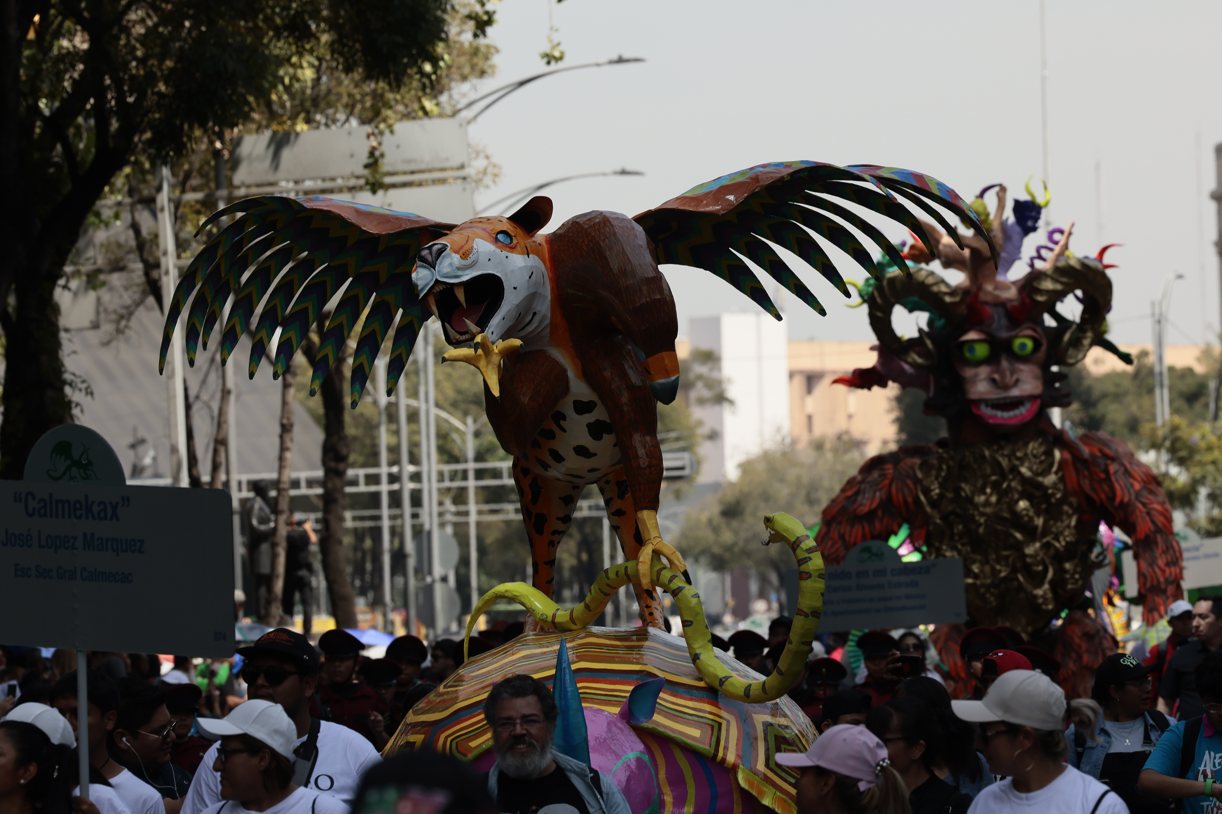 -FOTODELDÍA- MEX8775. CIUDAD DE MÉXICO (MÉXICO), 21/10/2023.- Fotografía de alebrijes monumentales durante un desfile organizado por el Museo de Arte Popular, como antesala a la celebración del Día de Muertos, hoy en Ciudad de México (México). Las festividades por el próximo Día de Muertos iniciaron este sábado en Ciudad de México con un desfile de 200 alebrijes, figuras artesanales de animales fantásticos que se han asociado en años recientes con esta celebración. EFE/José Méndez