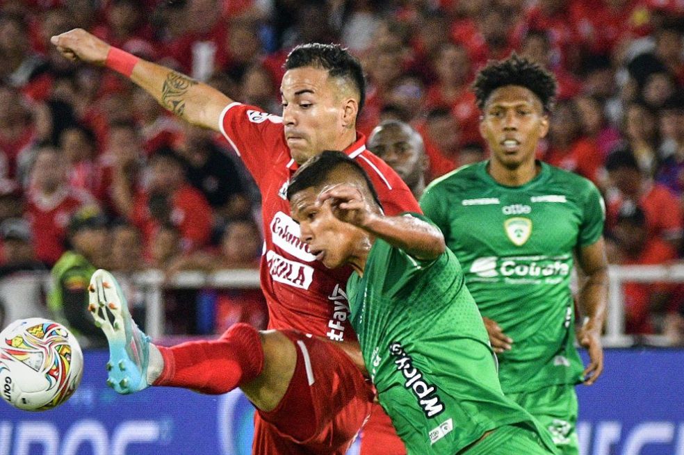 América celebró sus 96 años con triunfo del femenino y empate del masculino
