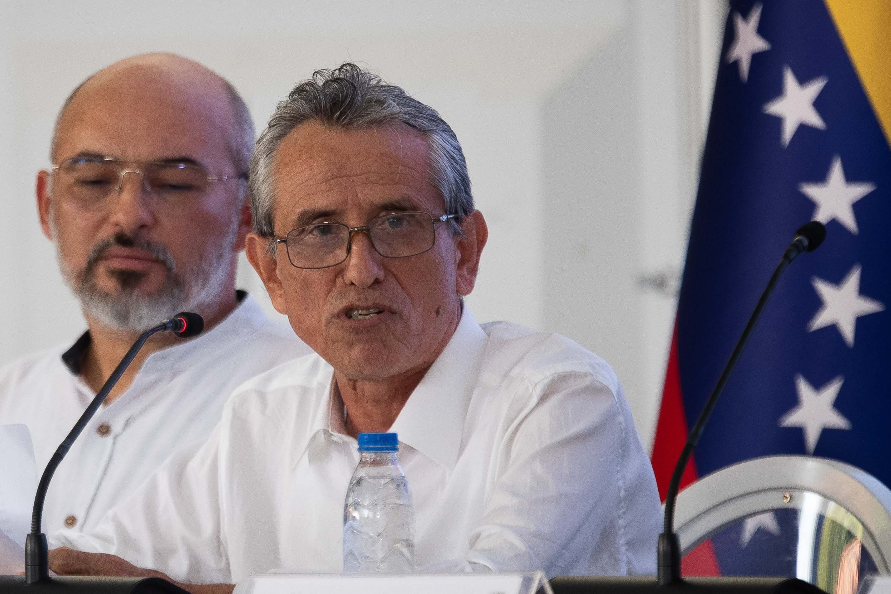 AME6234. CARACAS (VENEZUELA), 24/06/2024.- El jefe de delegación Segunda Marquetalia, Walter Mendoza, habla en la instalación del primer ciclo de negociaciones con el Gobierno de Colombia este lunes, en Caracas (Venezuela). Las delegaciones del Gobierno de Colombia y la Segunda Marquetalia -disidencia de las FARC integrada por exguerrilleros que abandonaron el acuerdo de paz de 2016- instalaron "formalmente" este lunes la mesa de diálogo de paz del primer ciclo de negociaciones, que se prevé dure cinco días, en los que se abordará el desescalamiento del conflicto y las condiciones para la convivencia pacífica, entre otros asuntos. EFE/ Ronald Peña R.