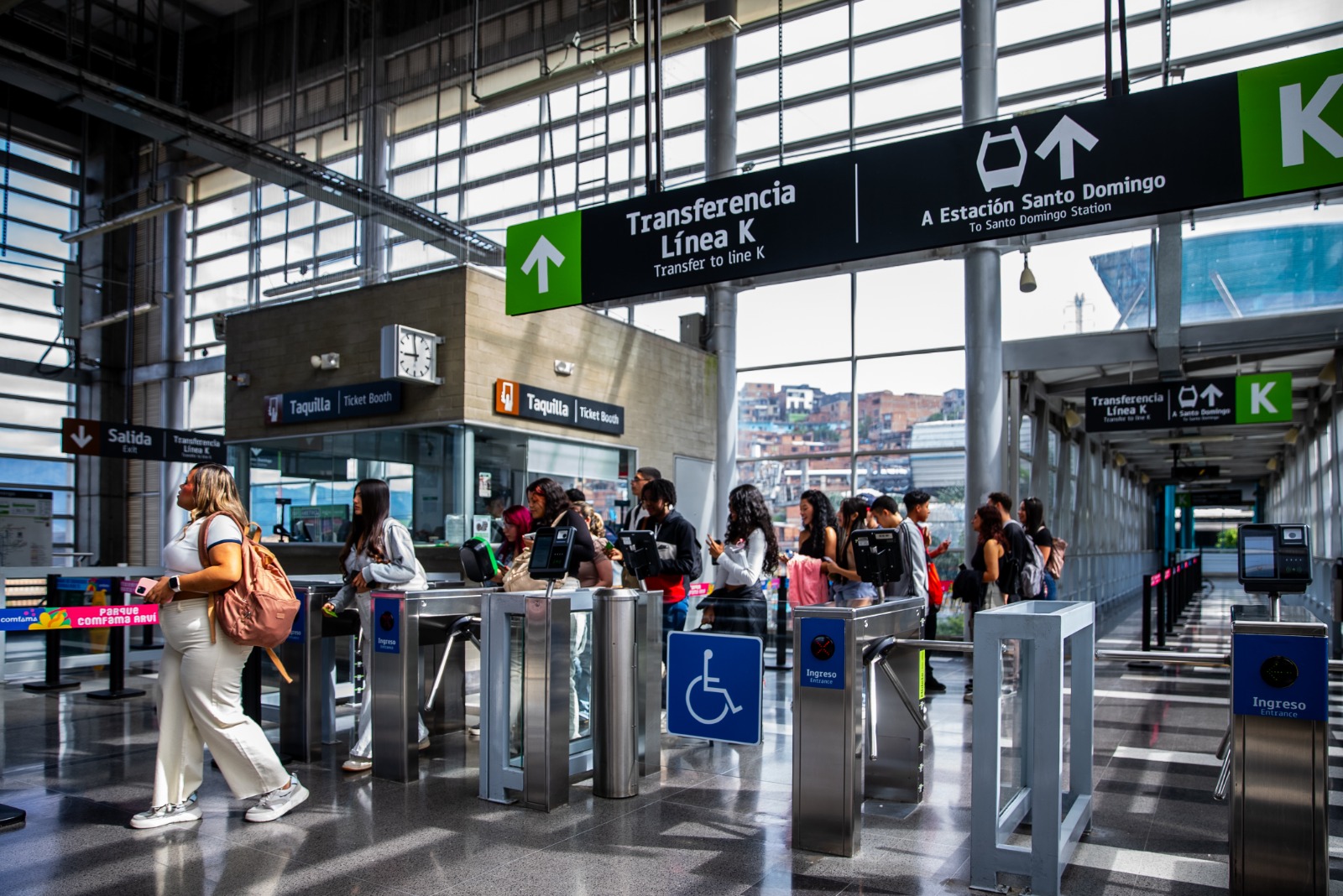 Detuvieron a hombres que agredieron a Policía tras colarse en Metro de Medellín