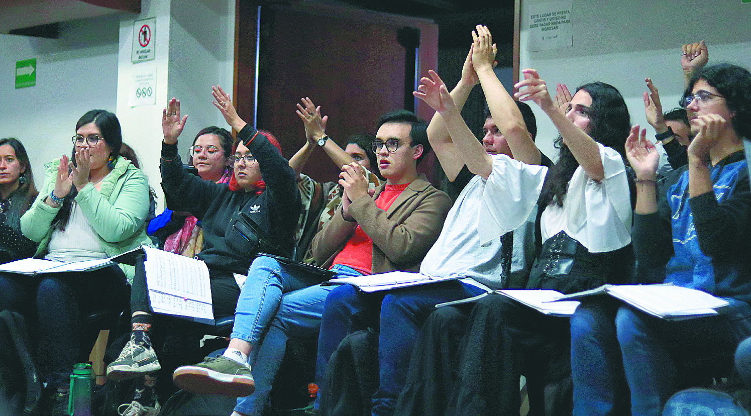 Algunos integrantes del Coro Filarmónico Juvenil  interpretan una canción de Queen.