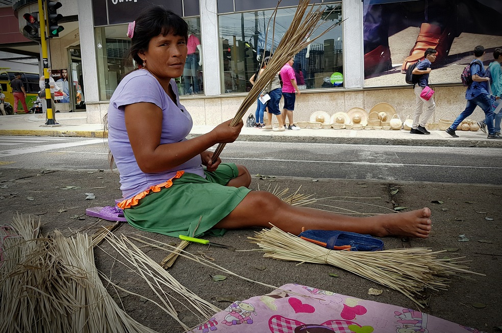 Lisila alista los materiales para tejer un bolso de palma de iraca. Foto: Daniela Quintero Díaz