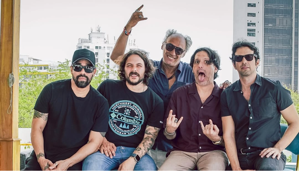 Eliuth Martínez, Bryan Visbal, José Matera y Johan Daccarett, integrantes de Los de Adentro, junto al locutor Julio Correal.